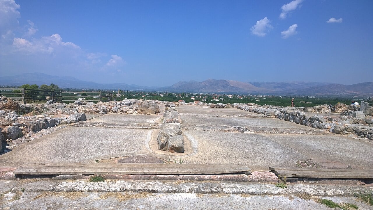 Vista del megarón (salón principal) del palacio de Tirinto, uno de los numerosos palacios griegos destruidos durante el colapso de la Edad del Bronce.