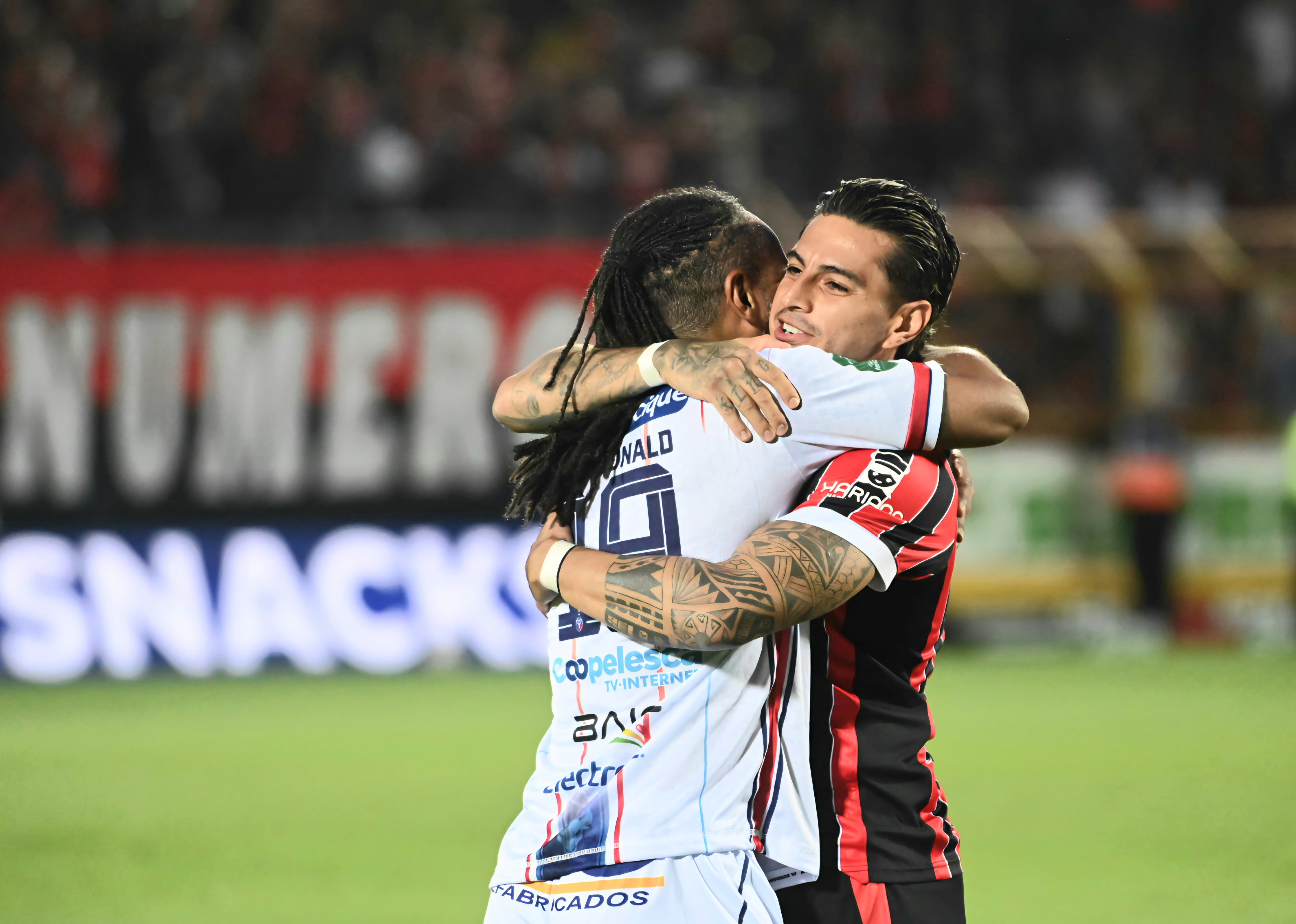 23 de agosto de 2026. Estadio Alejandro Morera Soto. 18:00 hrs. La Liga Deportiva Alajuelense juega contra la Asociación Deportiva San Carlos en partido correspondiente a la jornada 5 del Torneo de Apertura de la Liga Promérica. Otro dato relevante del juego es el retiro oficial del delantero Jonathan McDonald del fútbol. En la foto: Ismael Rescalvo técnico de la liga y Walter Centeno de San Carlos. Retiro del jugador Jonathan Mcdonald. Jugadas relevantes del partido. Foto: Albert Marin