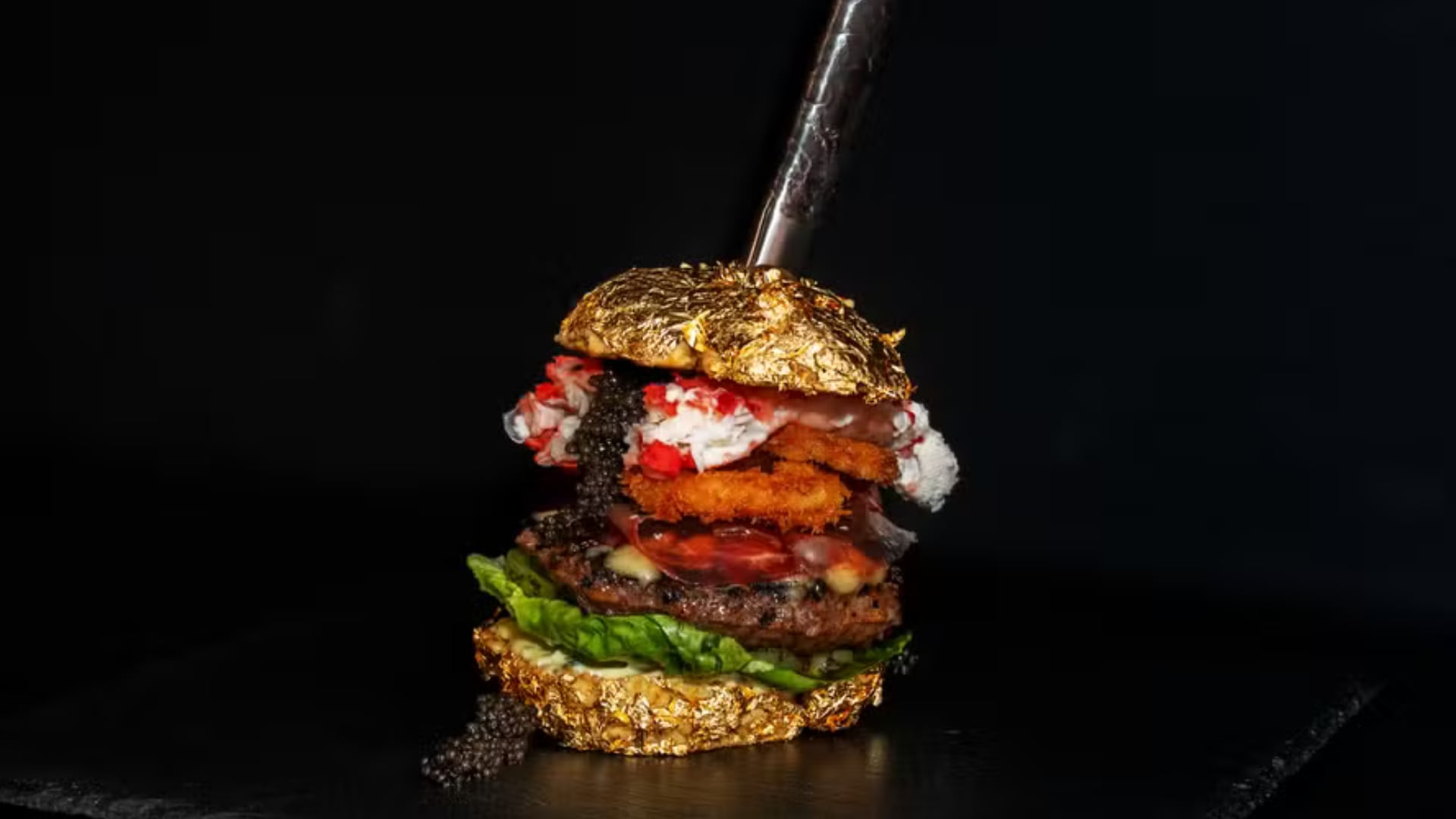 “The Golden Boy” mezcla wagyu, caviar, trufa y oro comestible en una hamburguesa reconocida como la más cara del planeta.