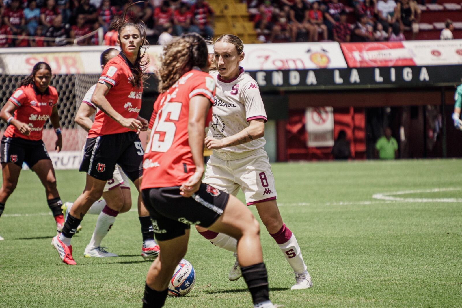 El clásico femenino entre Liga Deportiva Alajuelense y Saprissa FF es parejo y en la primera parte le faltaron emociones.