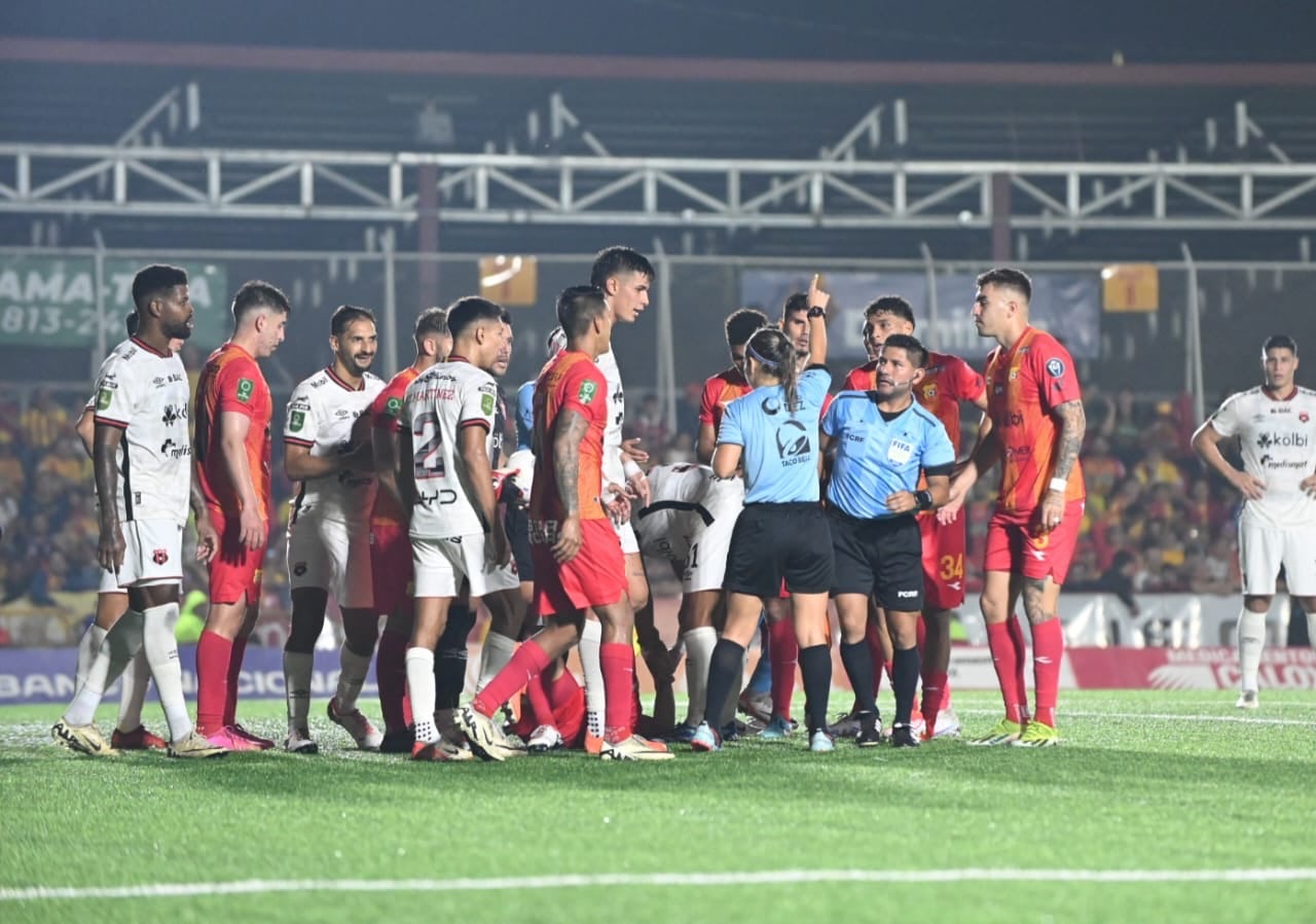 30/04/2024/ juego entre Herediano vs Alajuelense por la fecha 20 del torneo clausura de la copa Promerica/ foto Albert Marín