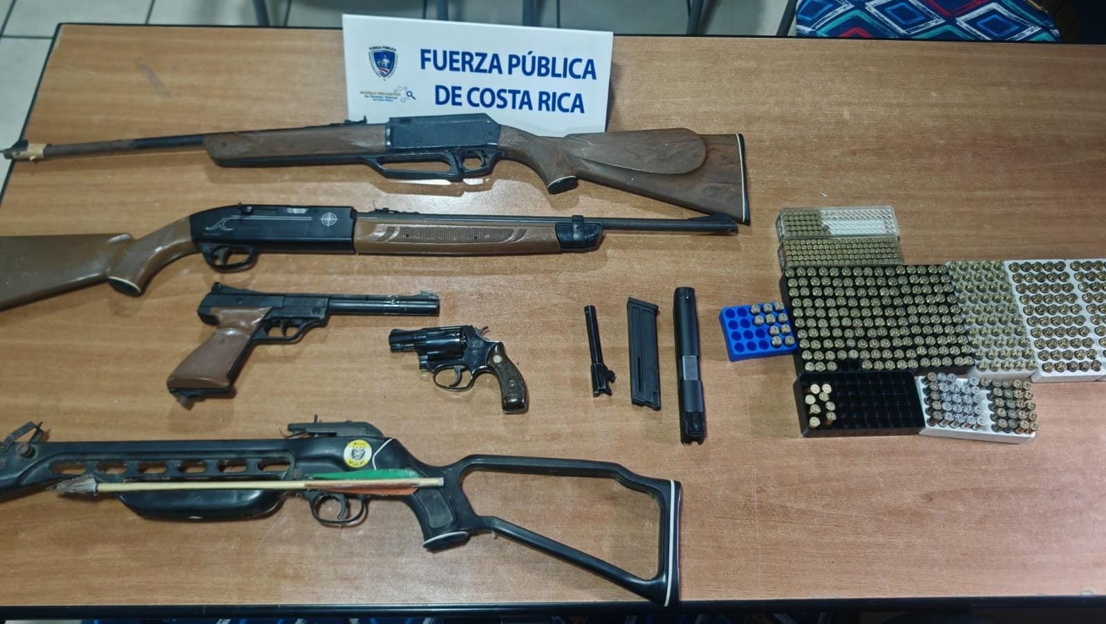 Estadounidense tenía casi 500 proyectiles, ballesta y otras armas dentro de una casa en Barrio Escalante