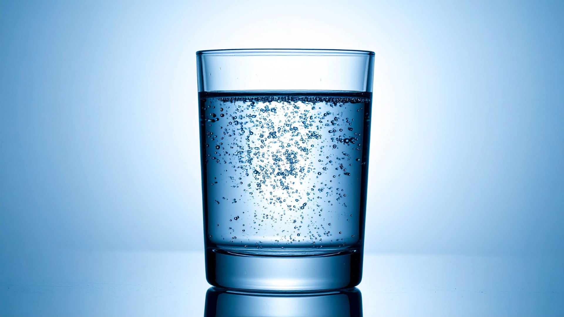 La bebida no tiene calorías ni azúcar. Puede ayudar a la digestión y sustituir refrescos, aunque no es apta para todos.