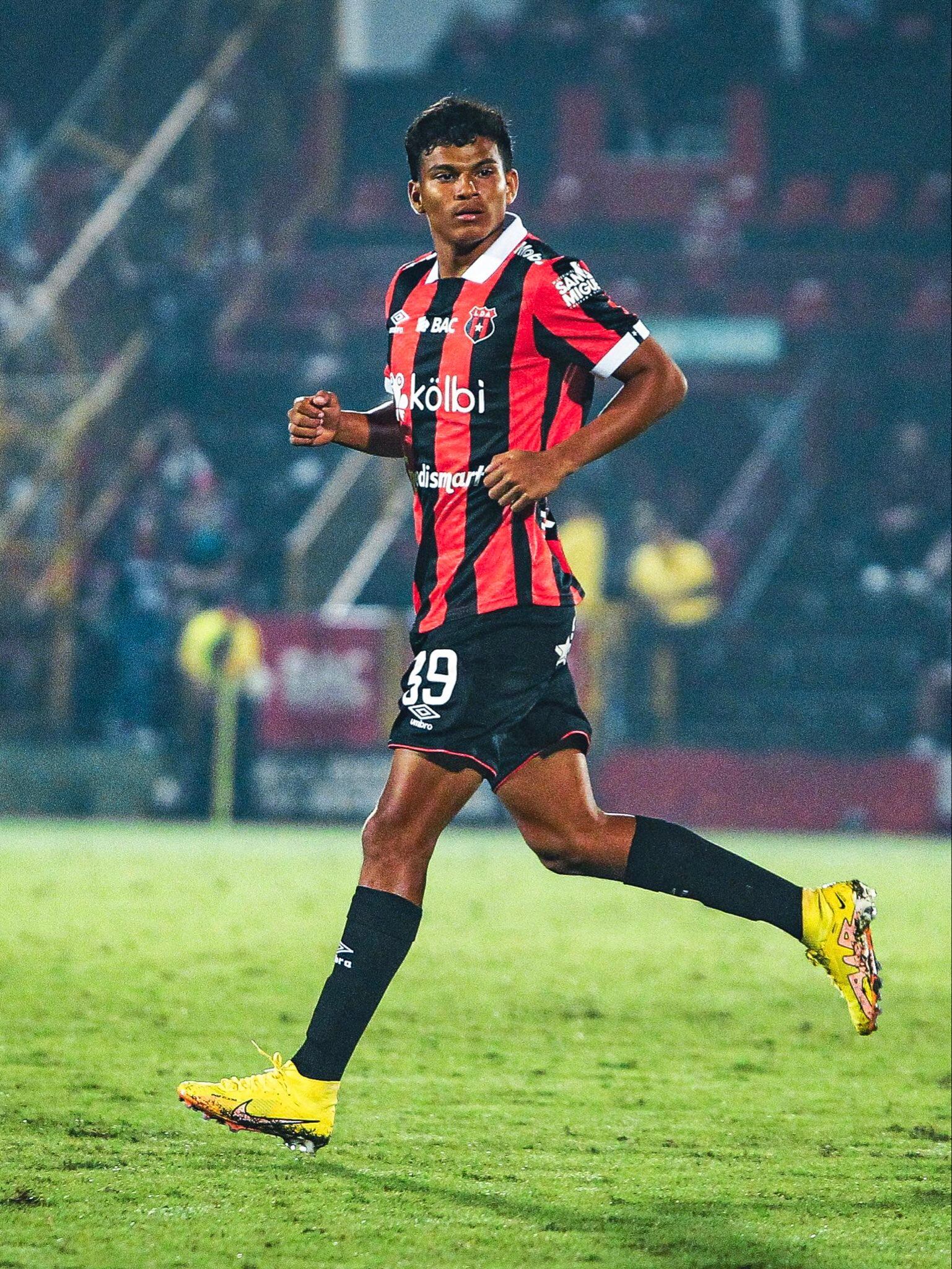 Deylan Aguilar tiene 17 años y juega como volante mixto en Alajuelense. Foto: Prensa Alajuelense