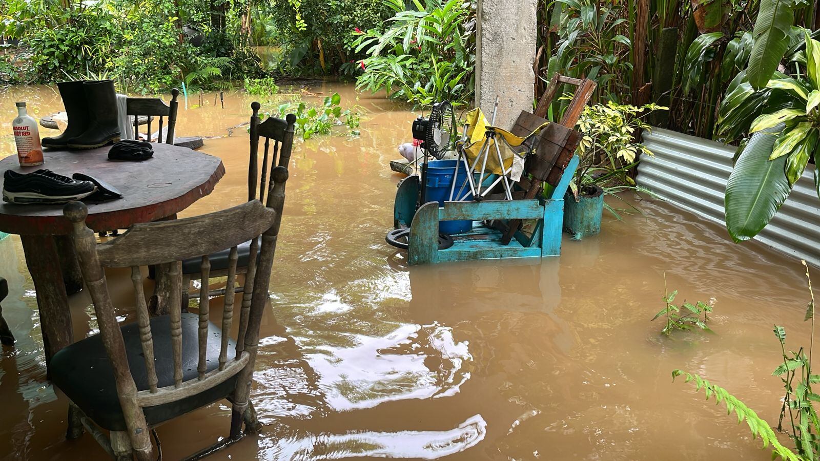 En el Caribe sur hubo anegamientos en viviendas este sábado por las fuertes lluvias de la madrugada tras el arribo de la onda tropical N.° 21. Foto: Reiner Montero.