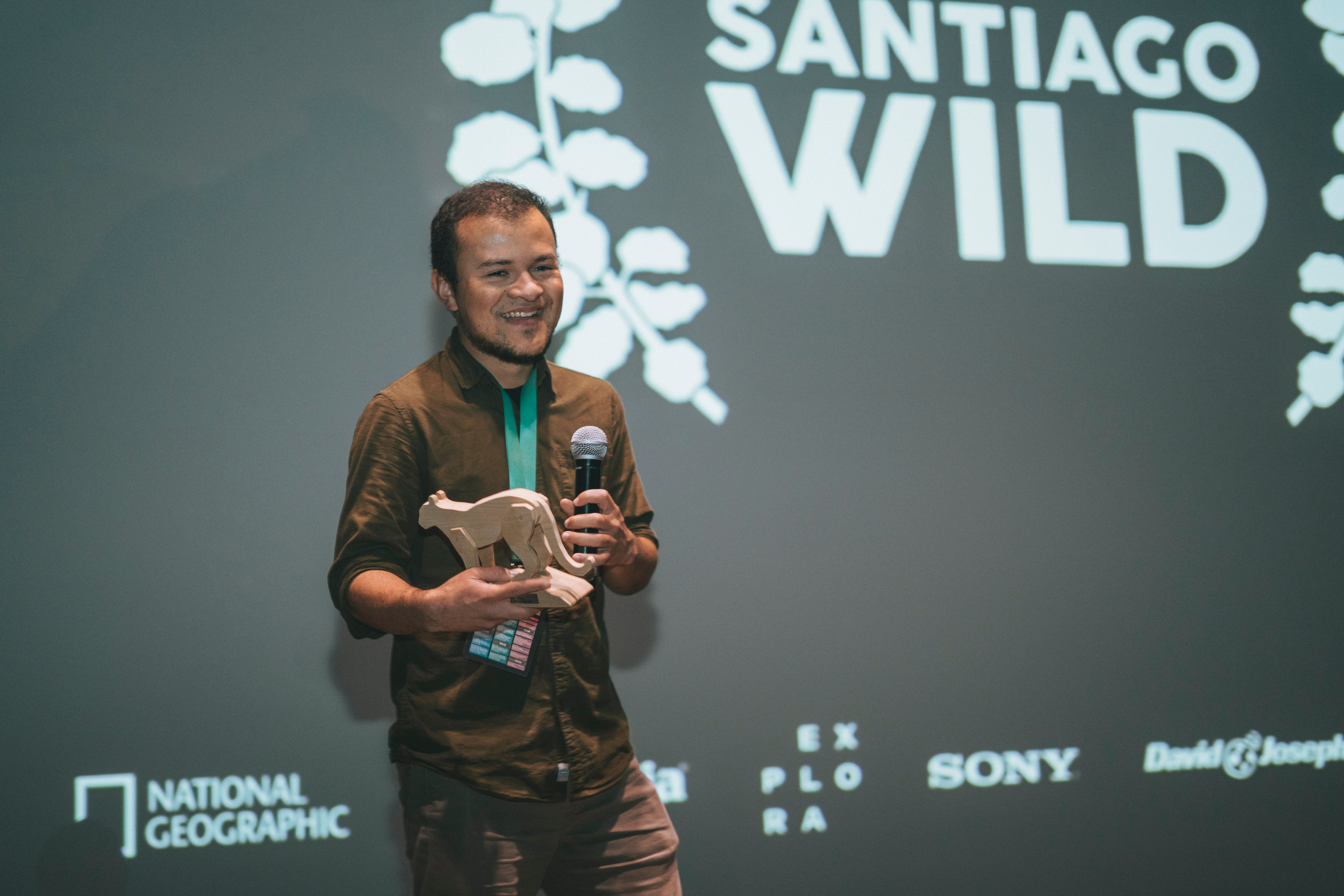 El realizador viajó por cuenta propia hasta Santiago de Chile para asistir al festival, luego de enterarse de su nominación. Ahí terminó llevándose el máximo reconocimiento de su categoría frente a competidores de Perú y Chile.