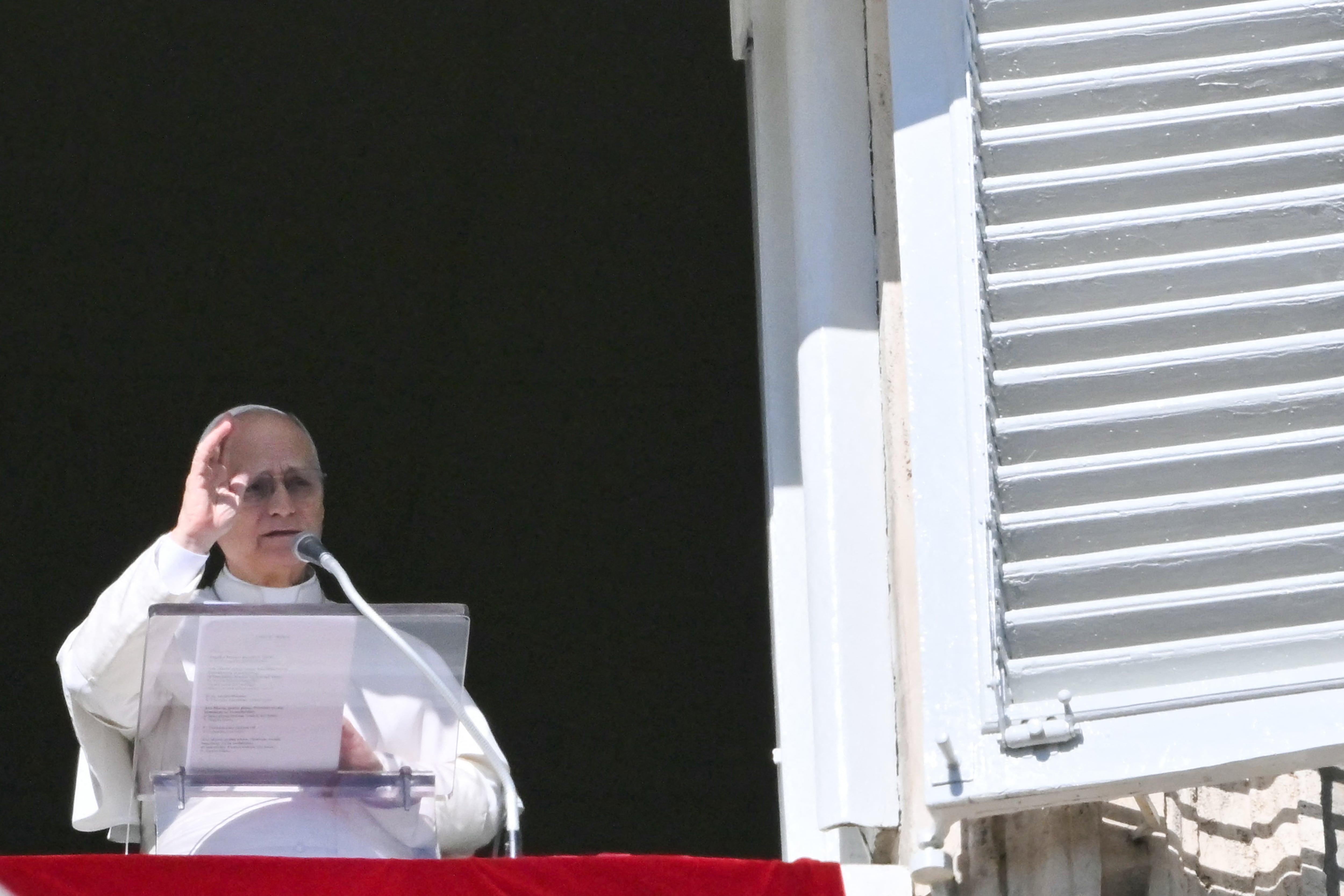 El Papa León XIV se dirige a la multitud desde la ventana del palacio apostólico que da a la Plaza de San Pedro durante la oración del Ángelus en el Vaticano, el 1 de febrero de 2026.