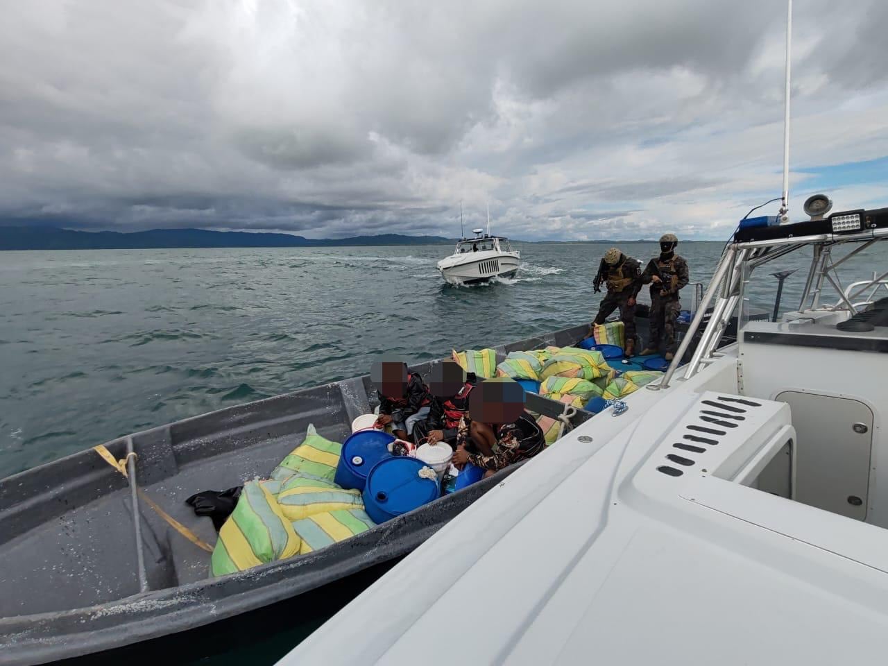 Una embarcación con más de una tonelada de droga fue detenida a 170 millas náuticas de Puerto Golfito.