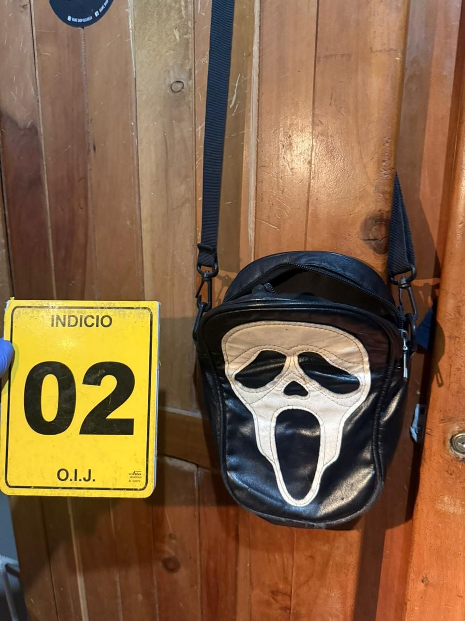 El OIJ de Alajuela detuvo a los sospechosos de asaltar a un joven corredor y les decomisó evidencia relacionada con el caso.