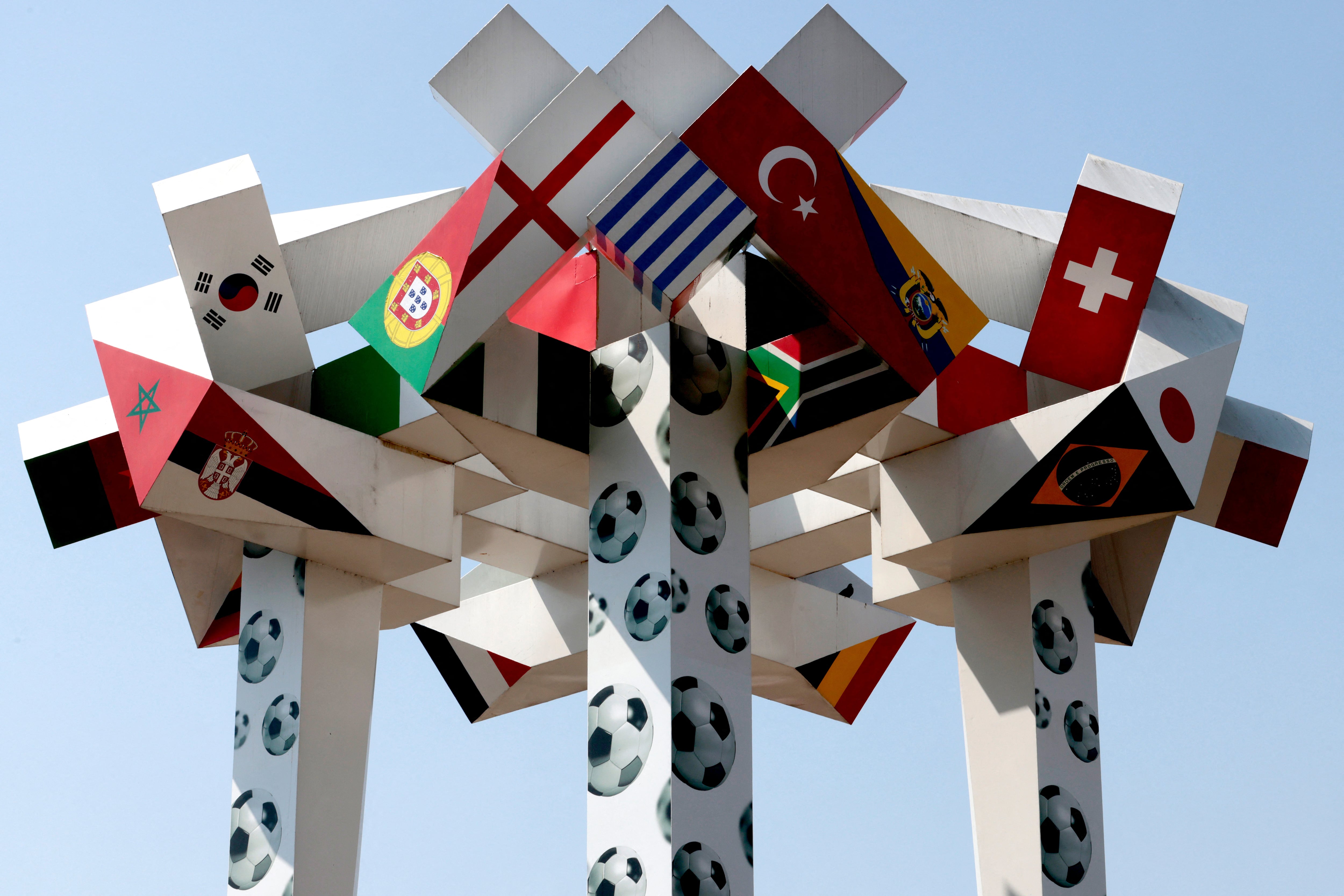 Una vista de la escultura Xochicalli en México, modificada en homenaje a las naciones participantes en la Copa Mundial de la FIFA 2026.