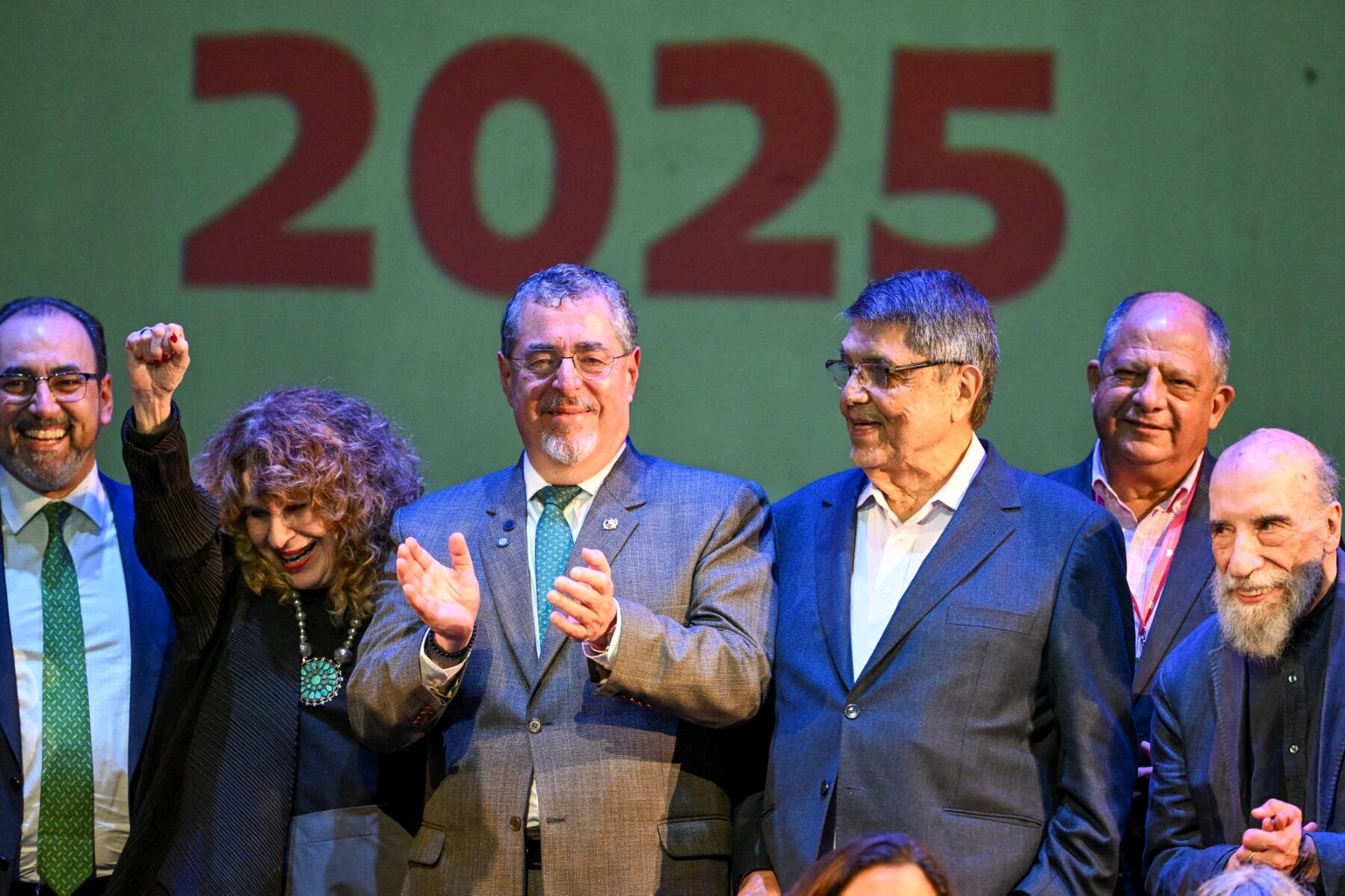 Sergio Díaz Granados (CAF), Gioconda Belli, Bernardo Arévalo, Sergio Ramírez, Luis Guillermo Solís y Raúl Zurita en la inauguración de Centroamérica Cuenta en Guatemala, el 20 de mayo de 2025..
