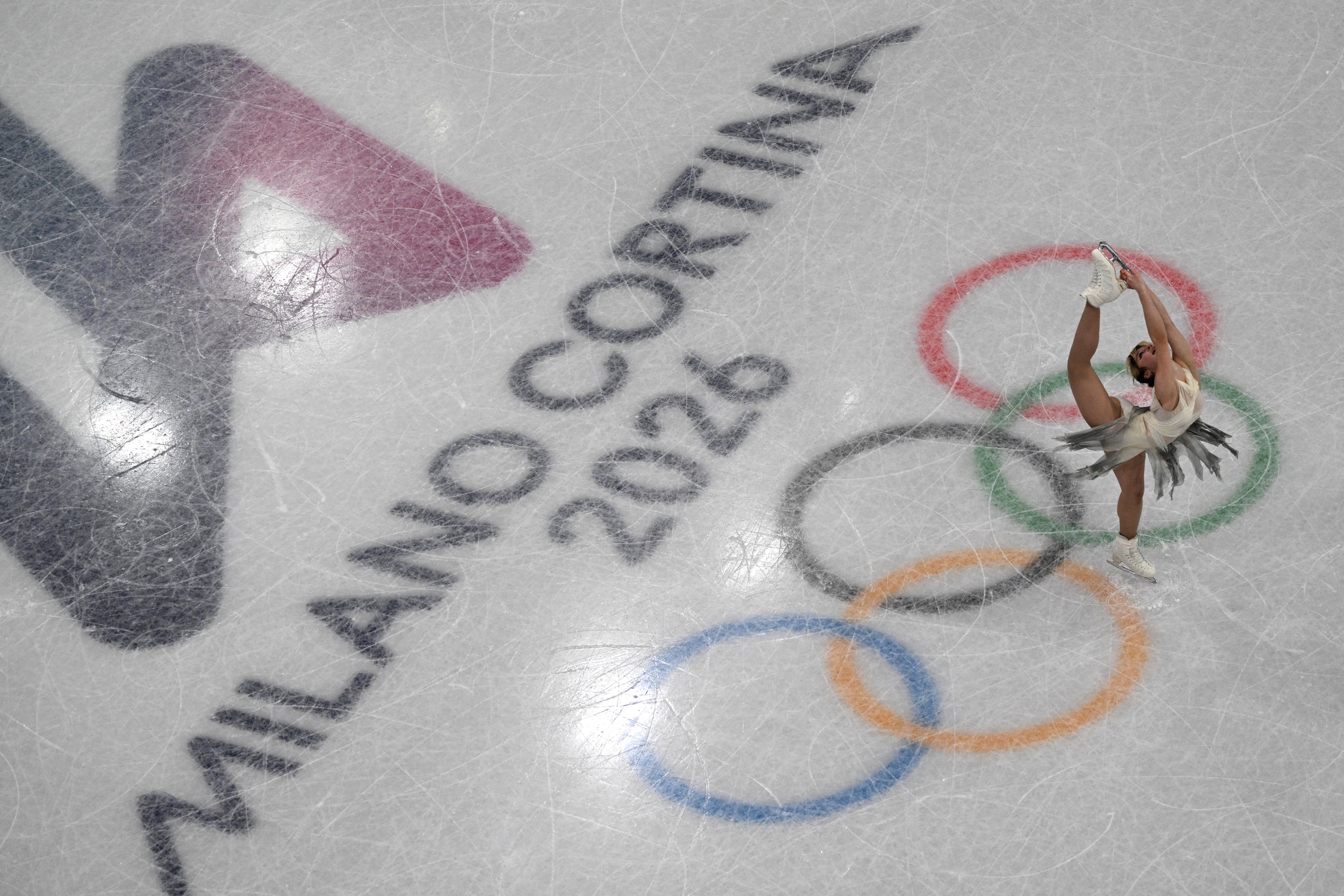 Alysa Liu, de Estados Unidos, compite en el programa corto individual femenino de patinaje artístico por equipos durante los Juegos Olímpicos de Invierno Milán y Cortina 2026, en el Milano Ice Skating Arena, en Milán.