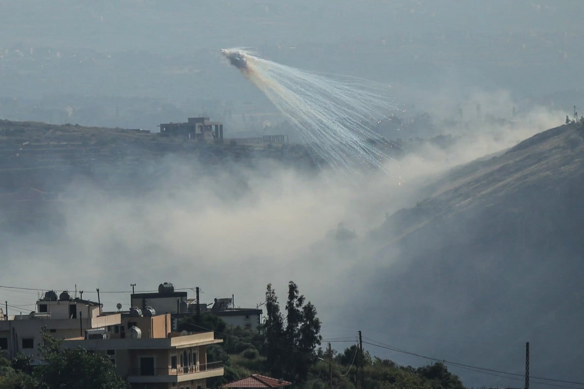 Una fotografía tomada desde la zona sur de Marjayoun muestra estelas de humo durante bombardeos israelíes en las afueras de la aldea de Yohmor el 10 de mayo de 2026.