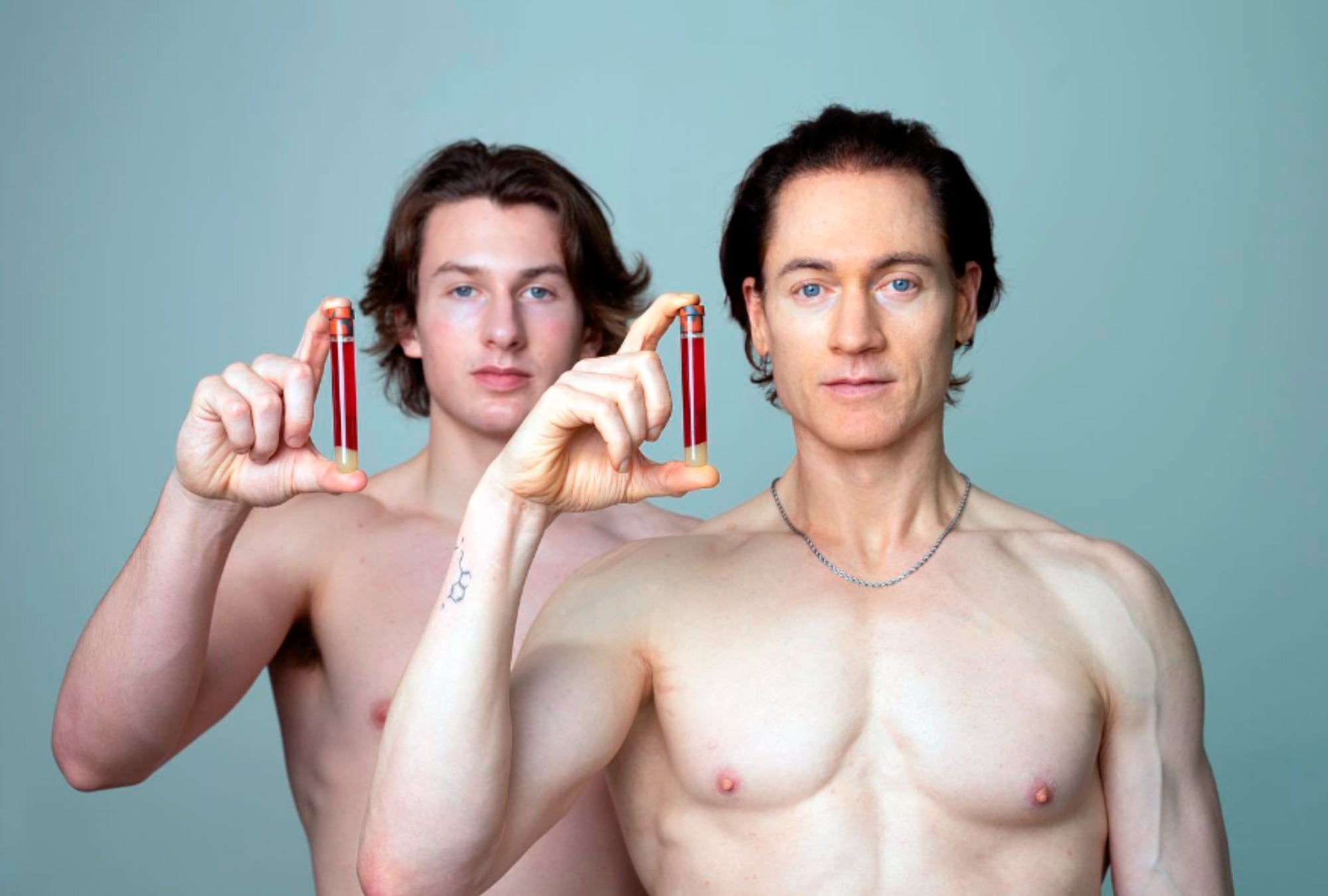 Retrato de Bryan Johson y su hijo, quienes realizan transfusiones de sangre para detener el envejecimiento