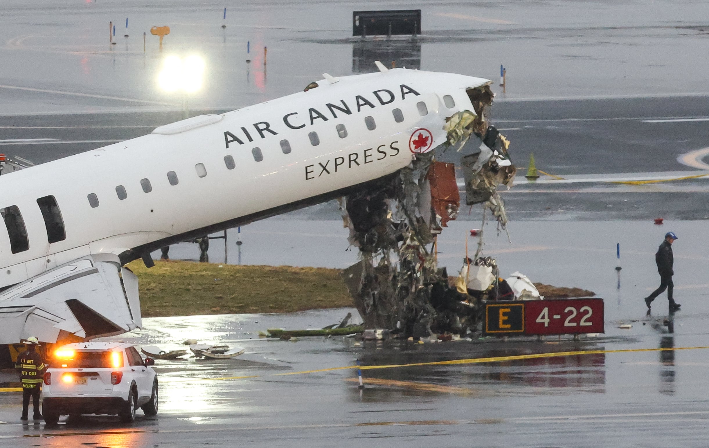 Un avión Air Canada Express CRJ-900 permanece en la pista tras colisionar con un camión de bomberos de la Autoridad Portuaria en el aeropuerto LaGuardia, en Nueva York, el 23 de marzo de 2026. El accidente dejó fallecidos al piloto y copiloto, varios heridos de gravedad y obligó a suspender las operaciones aéreas mientras avanzan las investigaciones. (Foto: TIMOTHY A. CLARY / AFP)