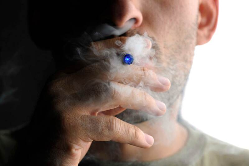 El cigarrillo electrónico se diferencia de los convencionales en que solo produce vapor con nicotina, sin químicos adicionales. Sin embargo, la ciencia no ha determinado si pueden causar más daños a la salud. | ARCHIVO