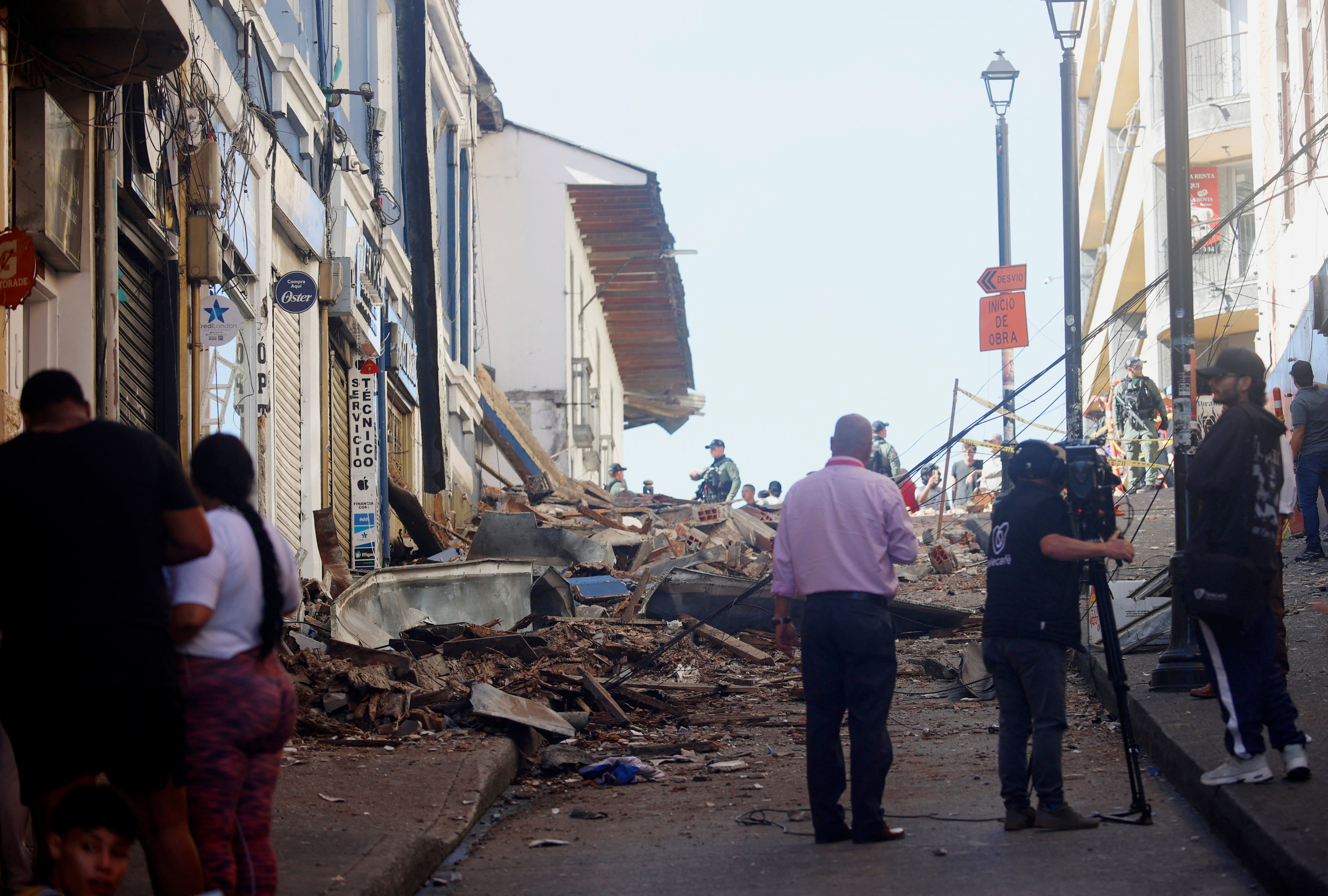 Escombros en una calle son captados tras el terremoto en Manizales