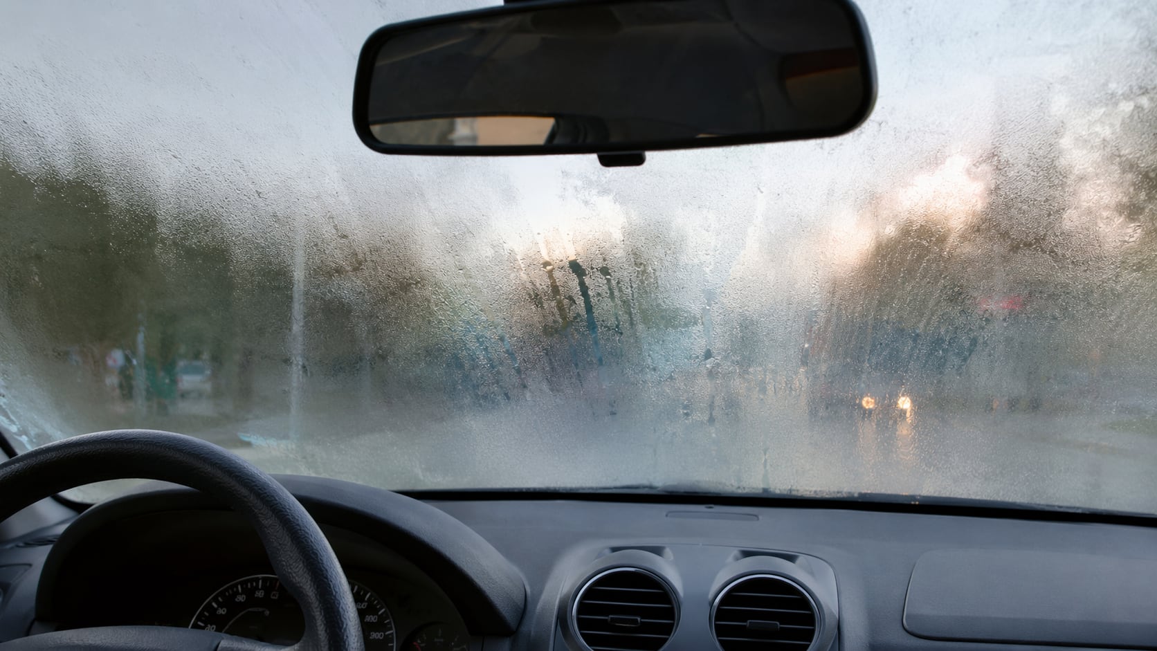 Un ajuste simple dentro del automóvil permite reducir la humedad y mejorar la visibilidad sin recurrir al aire acondicionado.