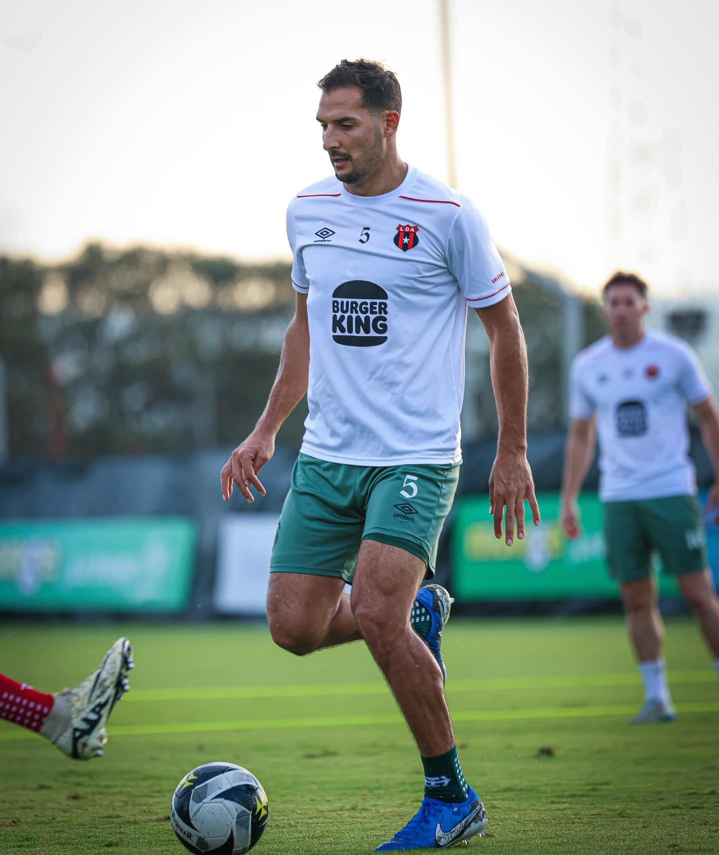 Lo primero que hizo Celso Borges fue ofrecer una disculpa por la imagen proyectada por el equipo en el último juego de Liga Deportiva Alajuelense, pues afirmó que eso no representa a la institución.