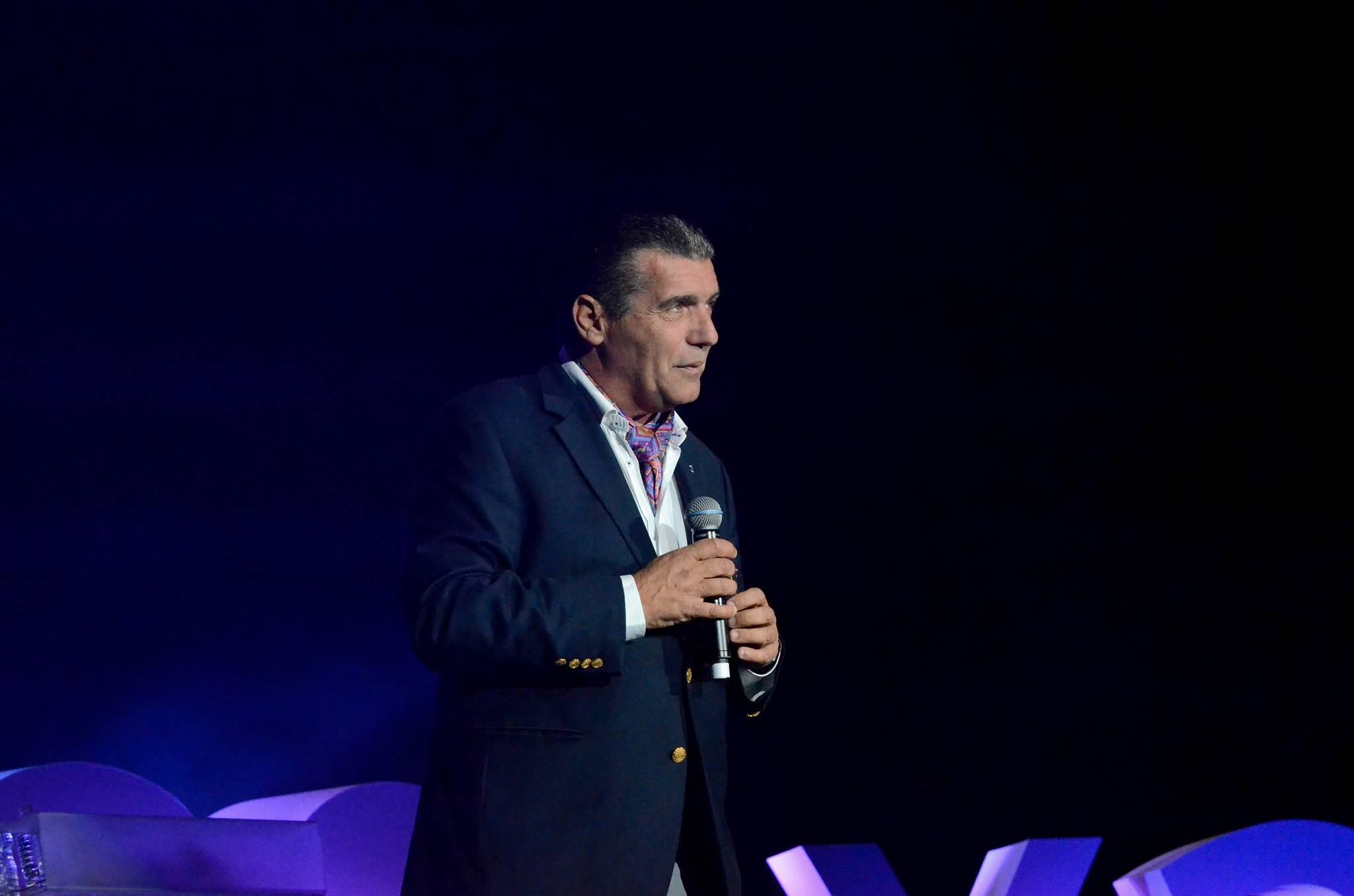 Carlos Paéz, o Carlitos, como se le conoce, es uno de los sobrevivientes de la tragedia de Los Andes. Actualmente, da charlas de motivación a partir de su experiencia de vida.