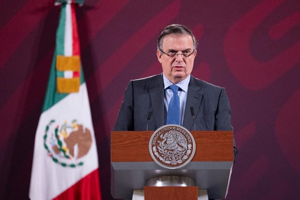 El secretario de Economía de México, Marcelo Ebrard, de pie frente a un podio con el escudo nacional, en una conferencia de prensa sobre un operativo contra productos pirata.
