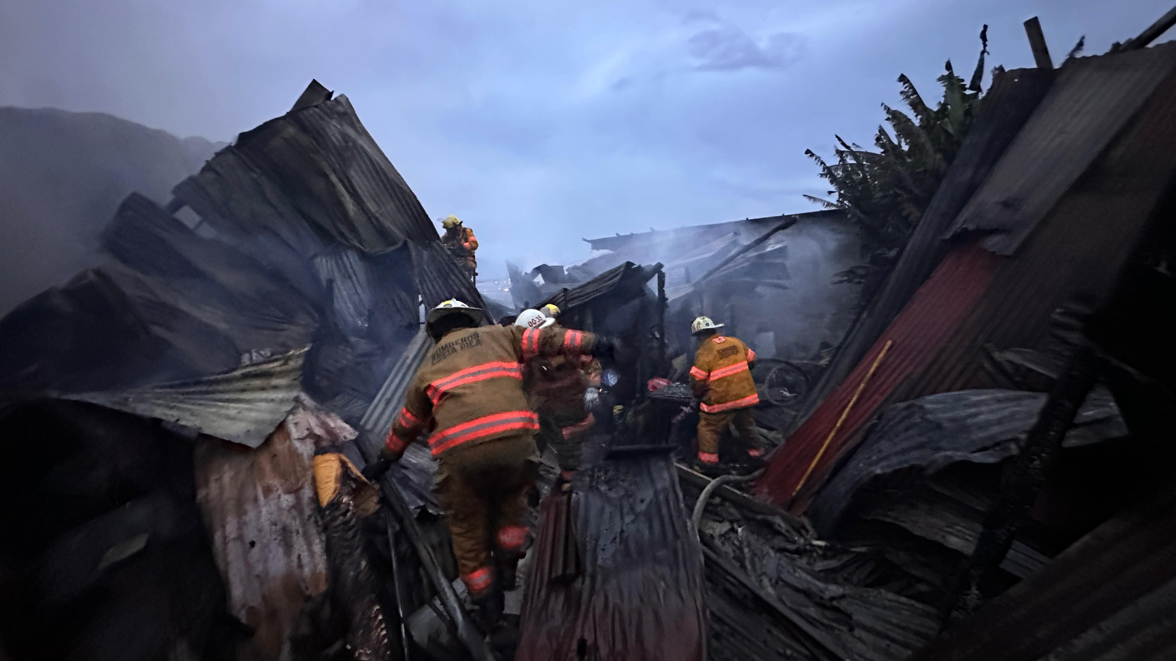 Bomberos trabajan en los escombros que dejó el incendio de este viernes 29 de agosto en Goicoechea