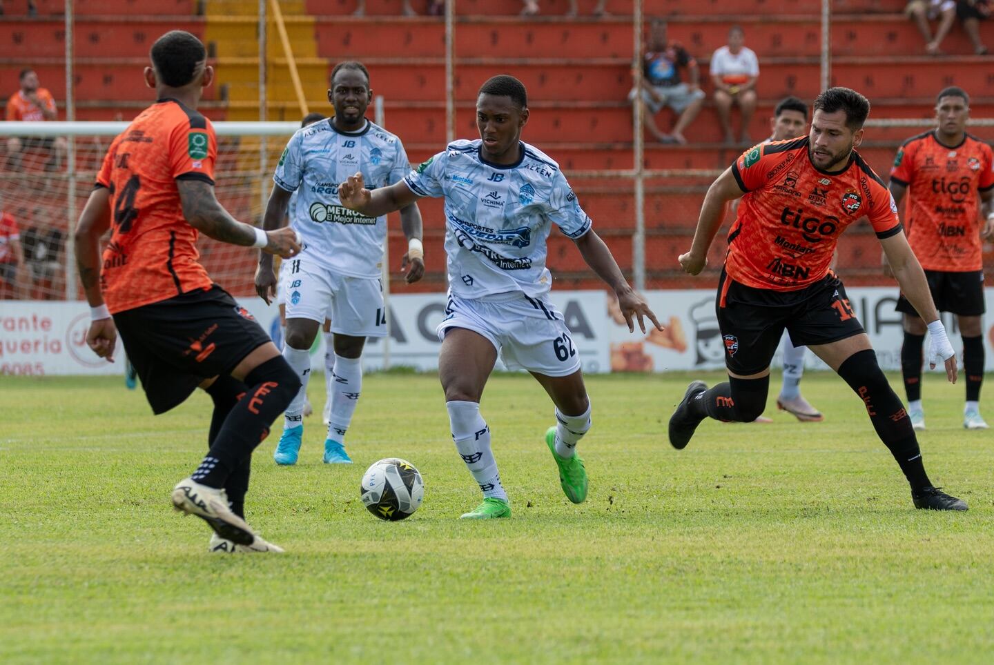 Puntarenas FC luchó ante un Pérez Zeledón que le cerró espacios para evitar que atacaran. Foto: Prensa MPZ.
