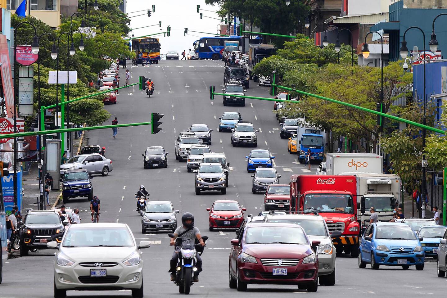 10/07/2020 San José. Así lucía la Avenida Segunda, este viernes a la 1:25 p.m., al tiempo que las autoridades de gobierno anunciaban las medidas de restricción vehicular para la Gran Area Metropolitana para los próximos días. Con las restriccciones a la criculación y al comercio, por los próximos nueve días, se pretende recuperar el rastro del nuevo coronavirus que causa la mortal enfermedad covid-19. Foto: Rafael Pacheco