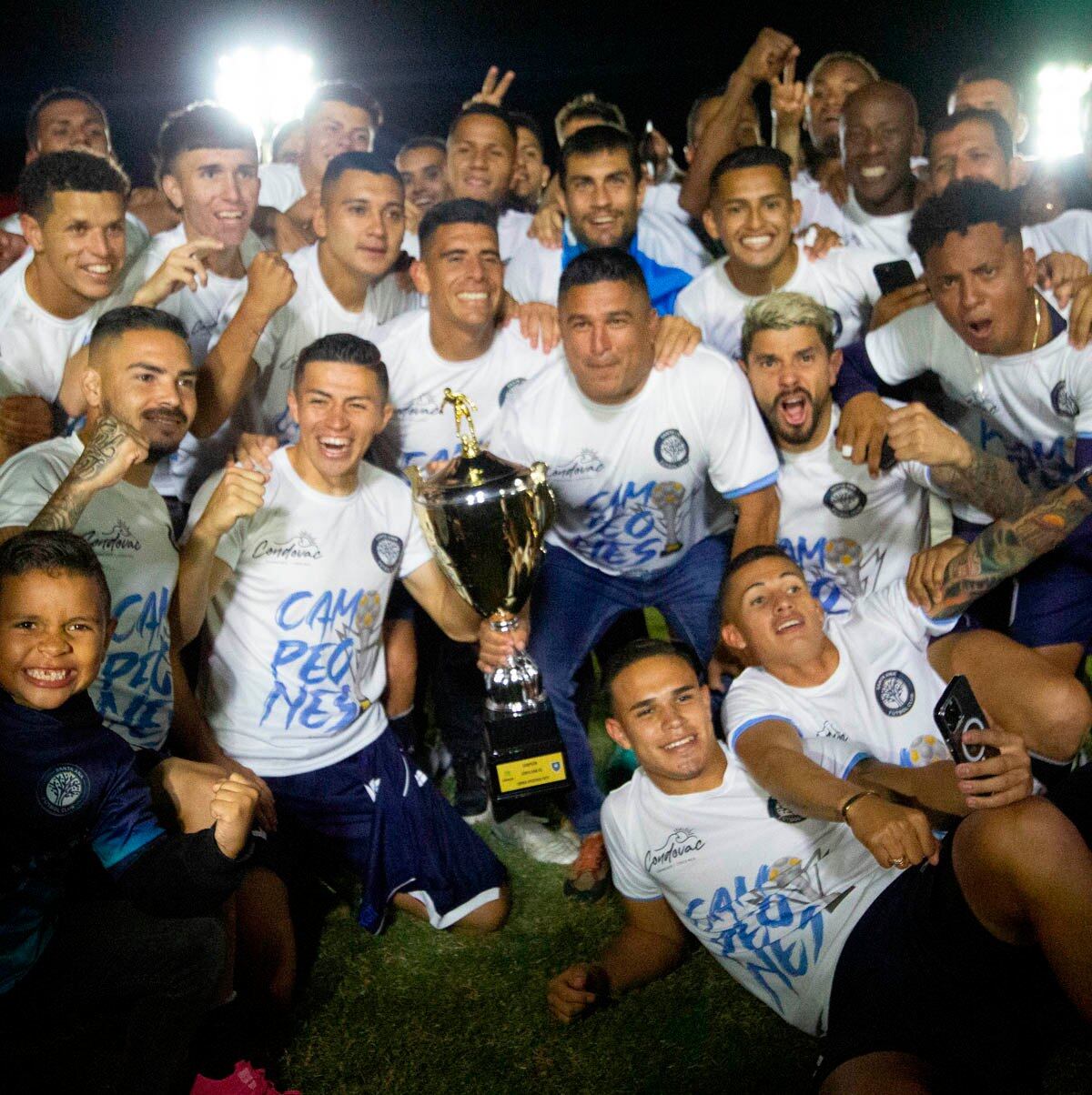 Cristian Oviedo celebró con sus jugadores la obtención del cetro del Apertura de la Liga de Ascenso. Fotografía: Santa Ana