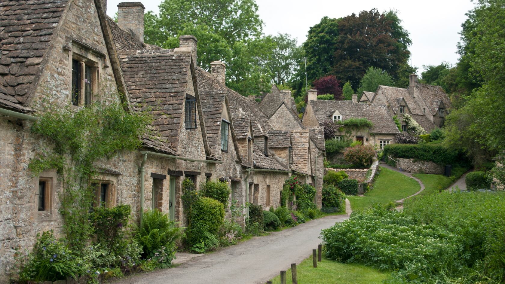 Forbes nombró a Bibury como el pueblo más bonito del mundo en 2025 por su historia, paisaje y arquitectura típica de los Cotswolds.