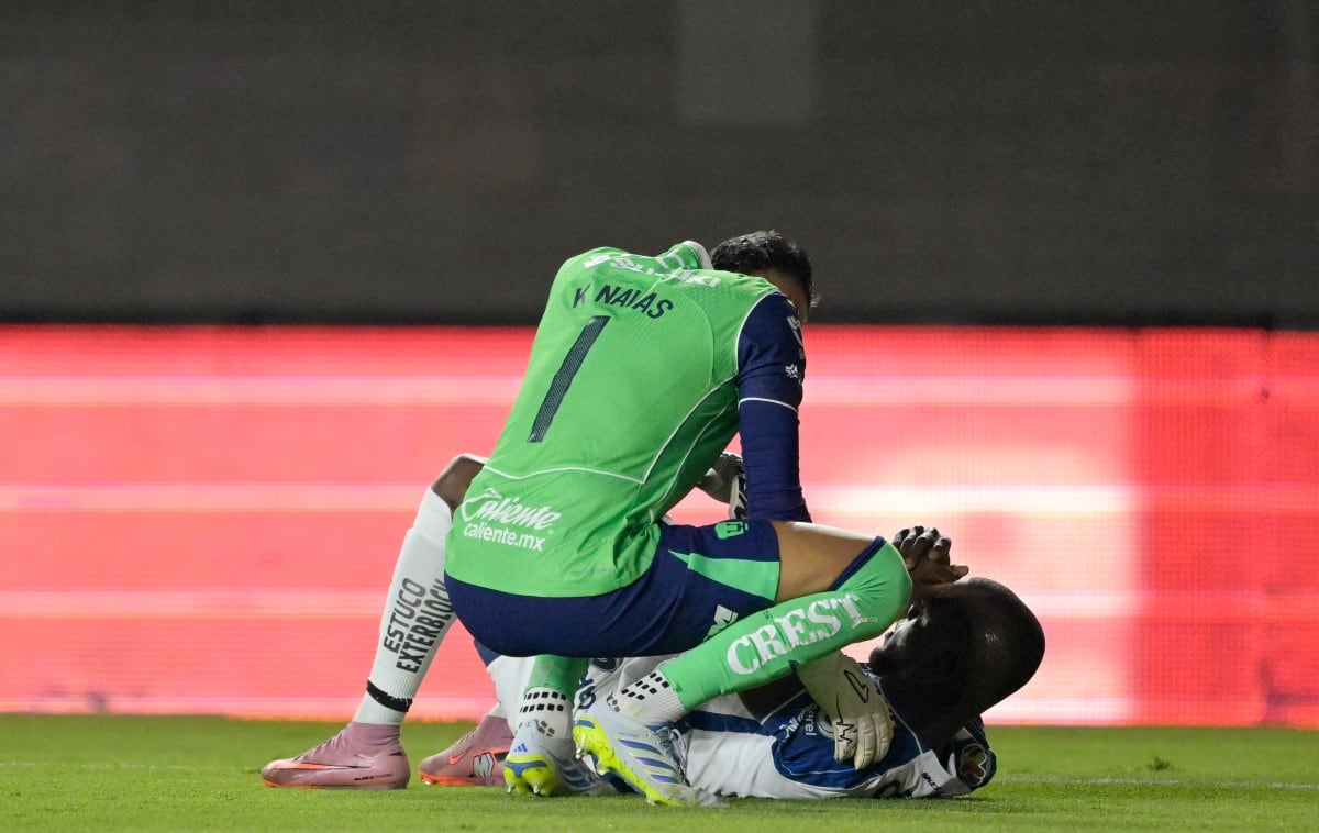 Keylor Navas llegó a atender a Enner Valencia, jugador de Pachuca que sufrió un golpe durante el compromiso.