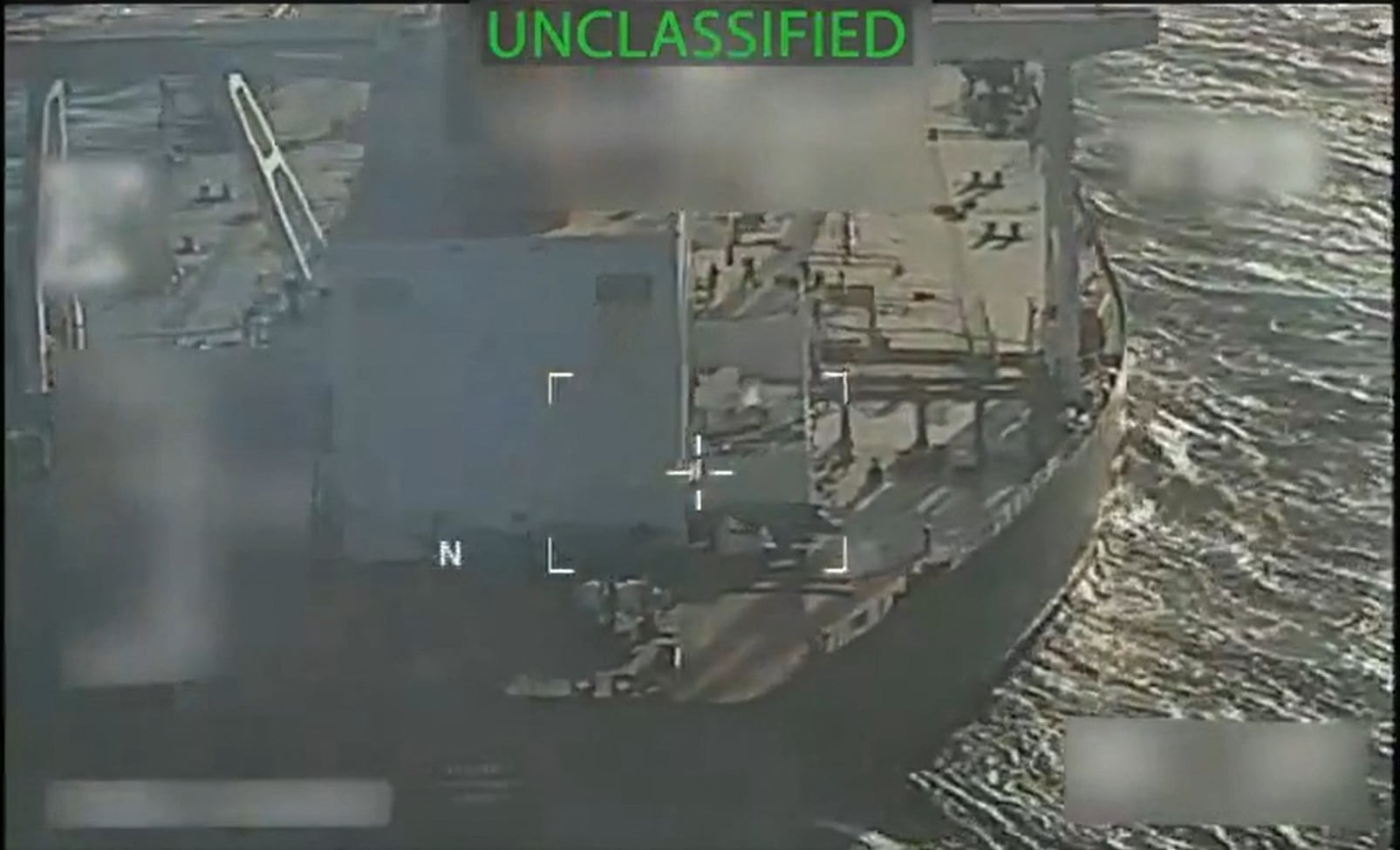 Esta captura de pantalla de un video publicado por la Fiscal General de los EE. UU., Pam Bondi, en su cuenta de X el 10 de diciembre de 2025 muestra lo que Bondi describe como la ejecución de "una orden de incautación para un petrolero utilizado para transportar petróleo sancionado de Venezuela e Irán" frente a la costa de Venezuela el 10 de diciembre