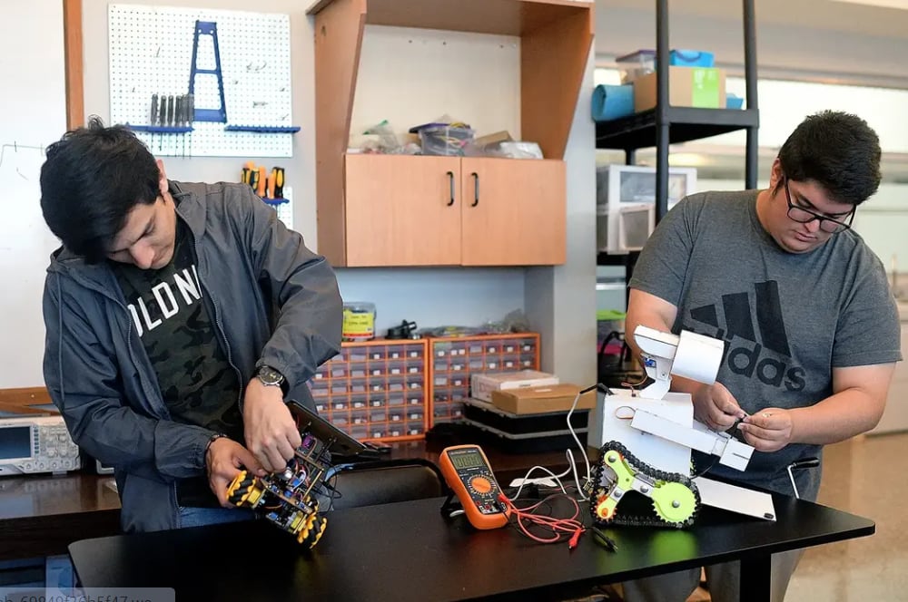 La contribución estudiantil ha sido fundamental para el diseño y desarrollo tanto del hardware como del software del robot humanoide.