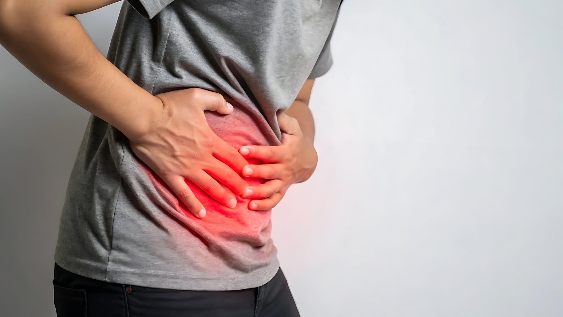 Cuando el dolor se mantiene por más de tres meses e interfiere con la vida diaria, los especialistas recomiendan una evaluación médica para definir el tratamiento adecuado.