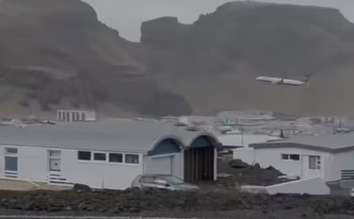 Vuelo a baja altura causa temor: piloto celebró su retiro sobre casas con maniobra no autorizada en Islandia