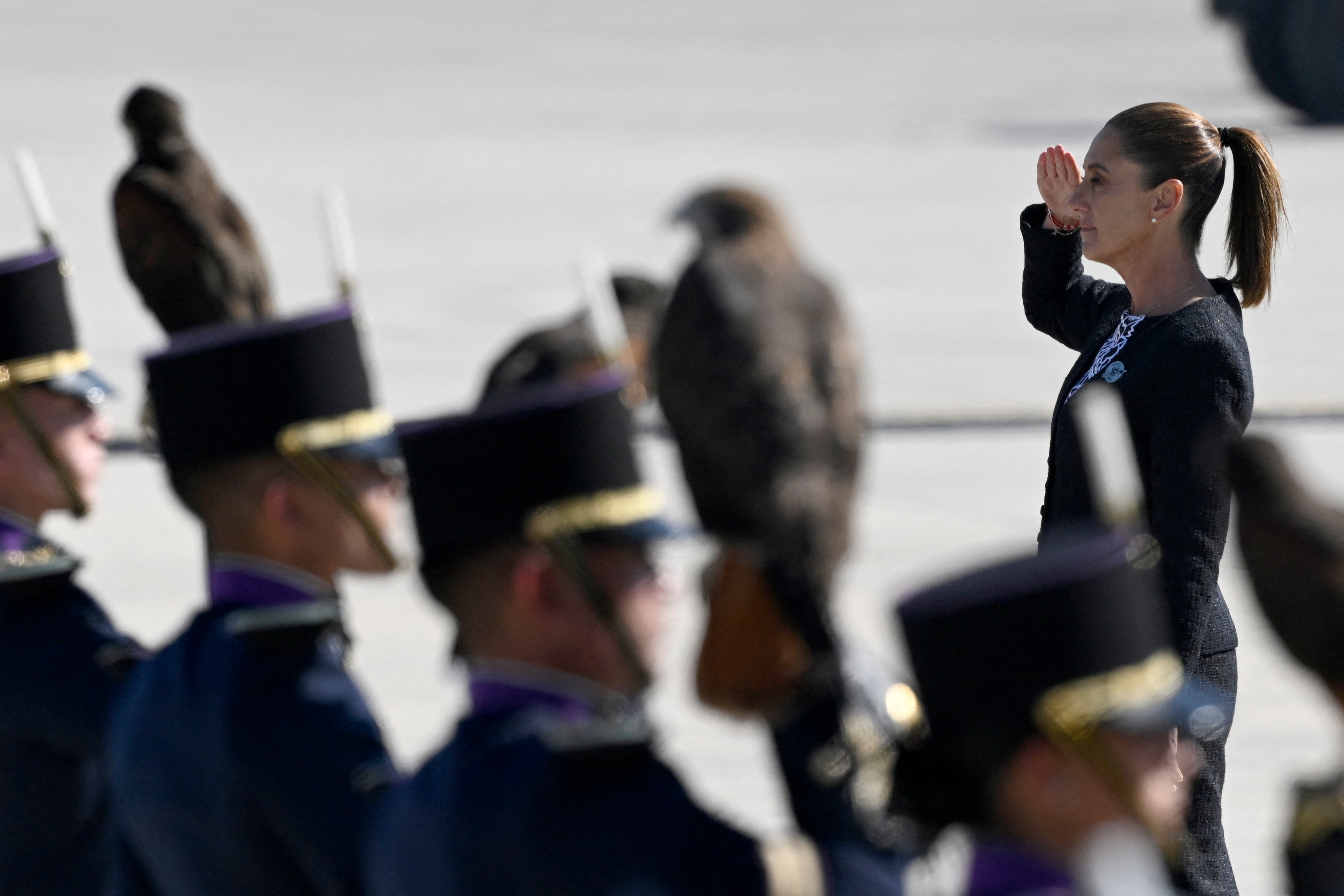 La presidenta de México, Claudia Sheinbaum, saluda a su llegada a una ceremonia de la Fuerza Aérea que conmemora su 111.º aniversario en la Base Aérea de Santa Lucía en Zumpango, cerca de la Ciudad de México.