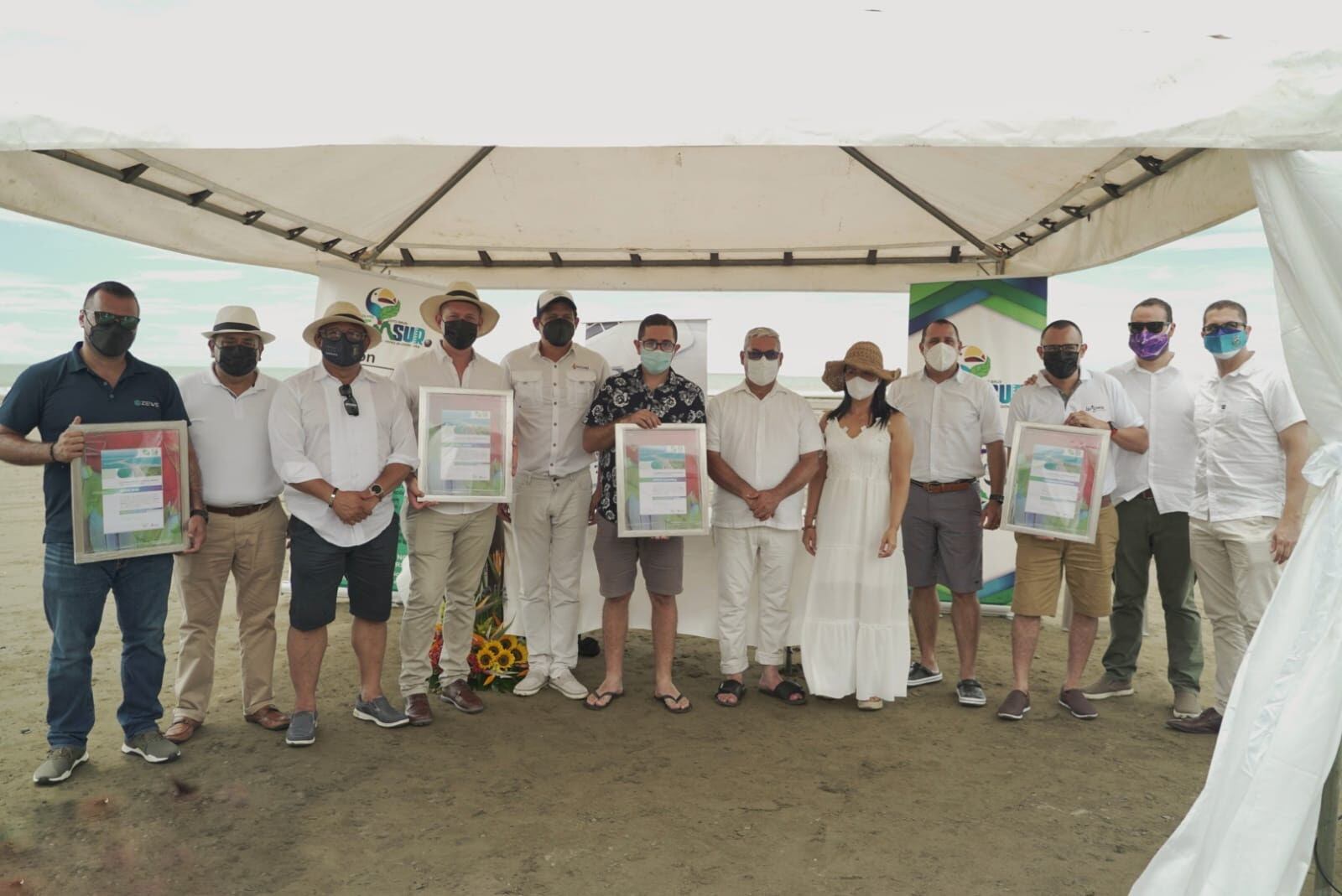 Los alcaldes de las municipalidades de la región Brunca (sur) firmaron el convenio con funcionarios estatales, para unirse a la ventanilla única de inversiones (VUI). Foto: Cortesía de Procomer