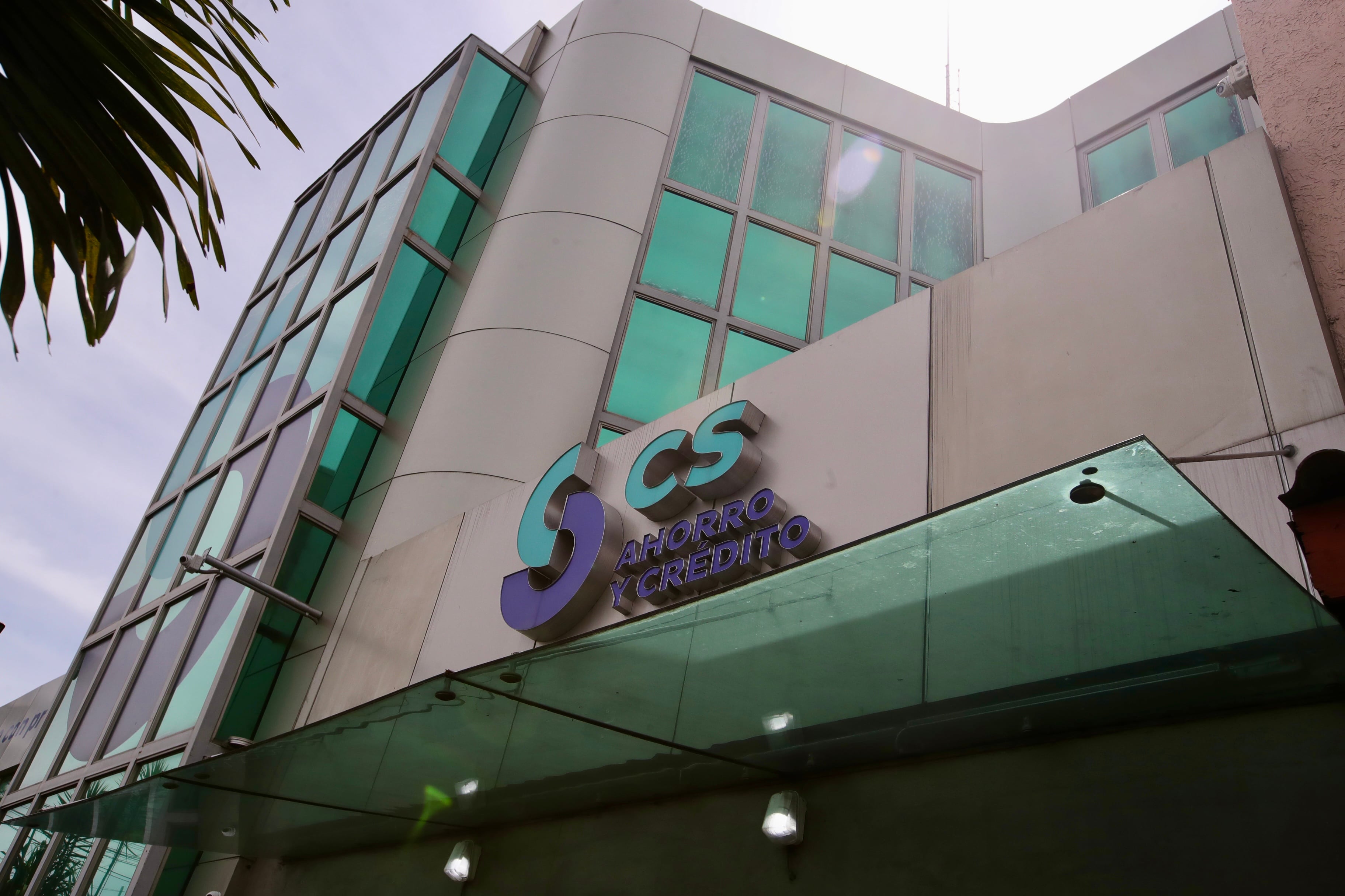 Edificio de Coopeservidores en Costa Rica con rótulo de "Ahorro y Crédito", en el contexto de la crisis financiera que afecta su cartera de préstamos.