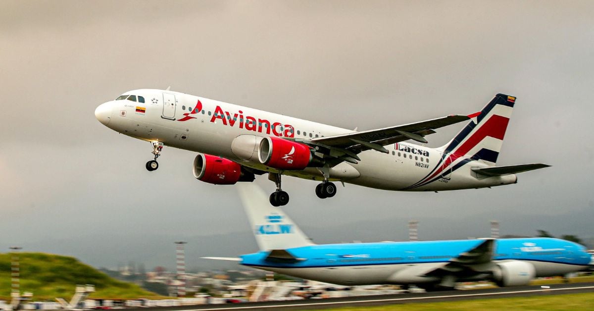 En la imagen un avión de avianca despegando