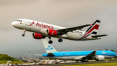 Avianca anuncia un cambio en la entrega de bocadillos y bebidas: así funcionará el servicio en clase Economy