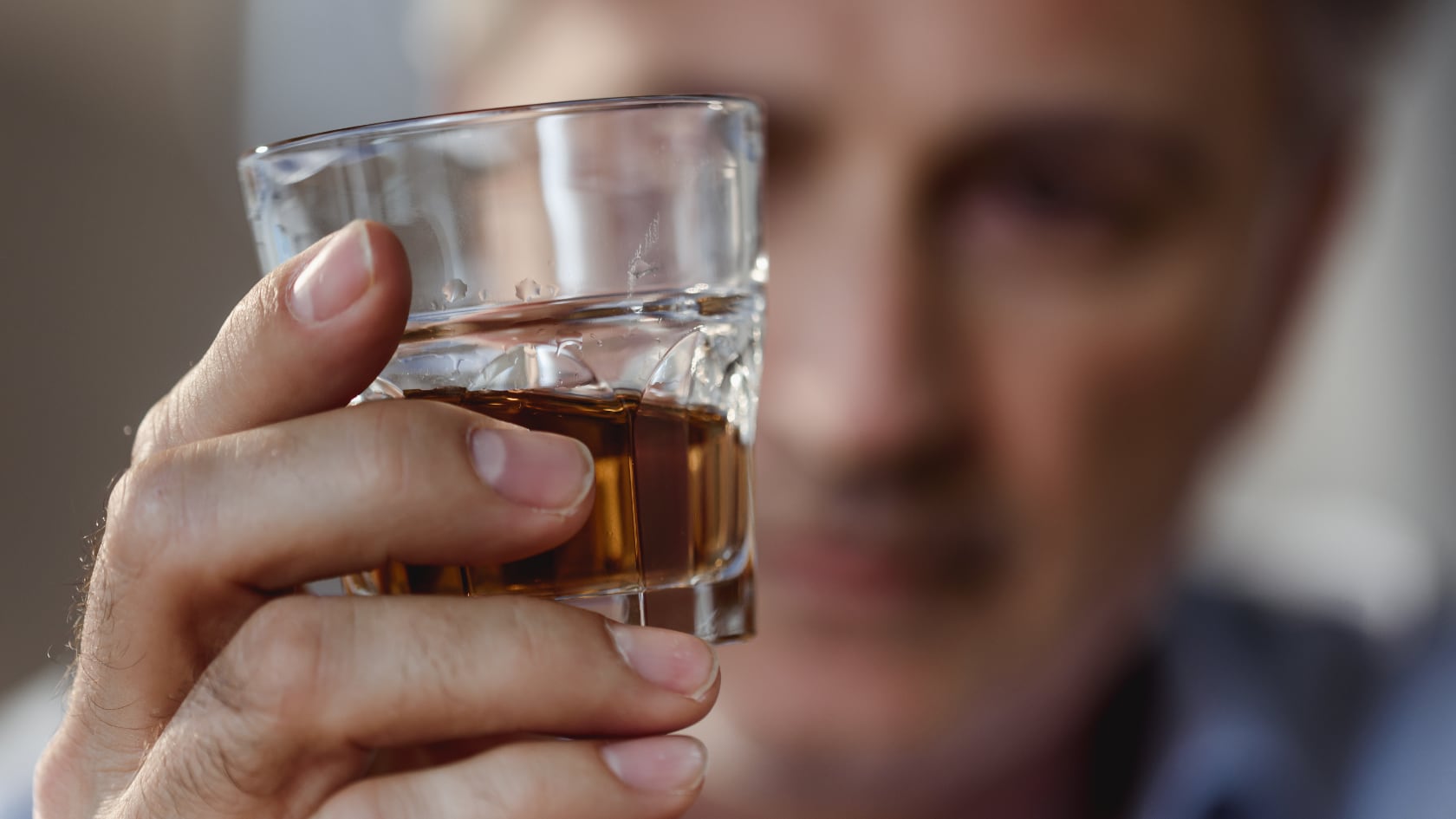 Especialista alertó sobre señales tempranas de deterioro cognitivo y pidió eliminar el alcohol en adultos mayores.