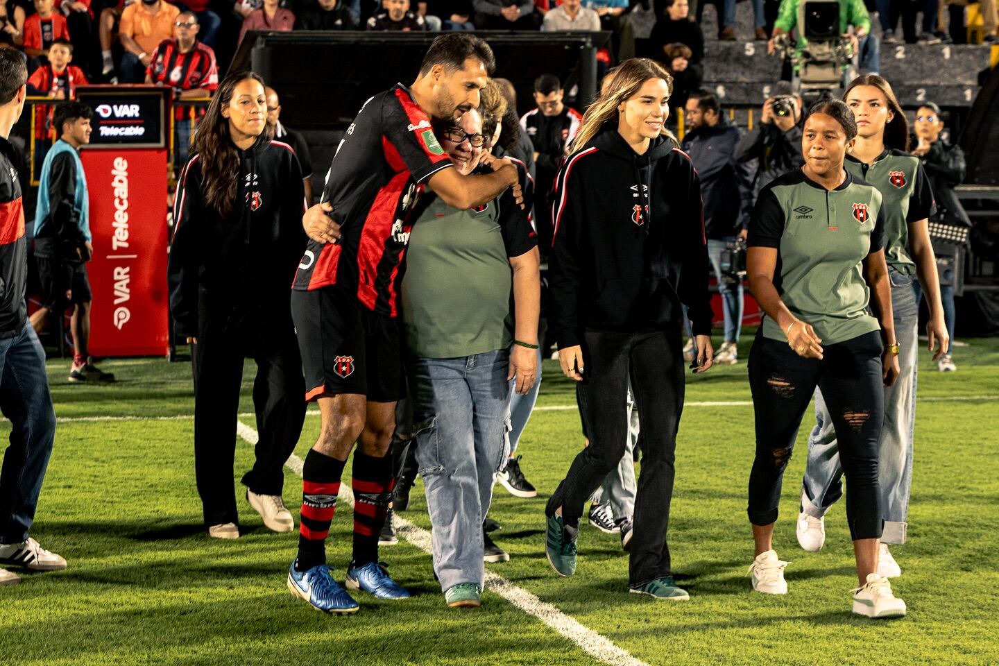 Celso Borges abraza a Mercedes Salas en un homenaje que Liga Deportiva Alajuelense hizo a su equipo femenino.