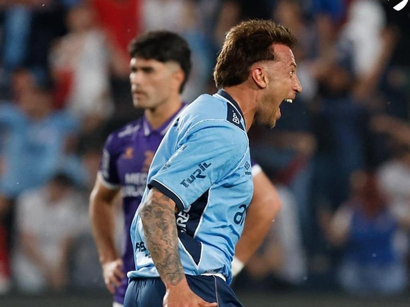 Francisco Calvo celebró a lo grande el gol que consiguió con Nacional ante Defensor Sporting de Uruguay.