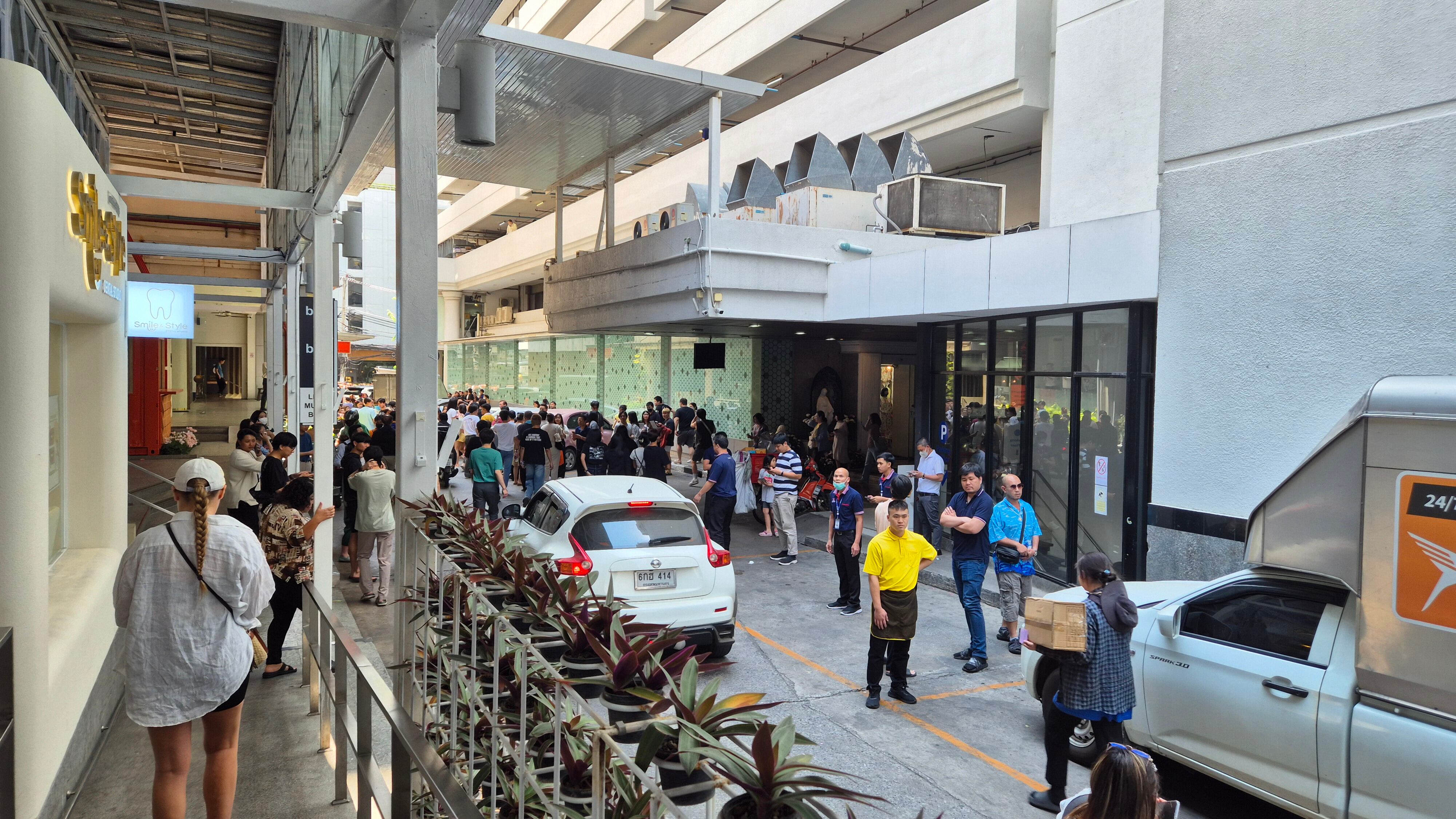 El costarricense capturó algunas imágenes de cómo se veían las calles en Bangkok luego del terremoto. La gente se quedó horas en exteriores antes de volver a los edificios:
