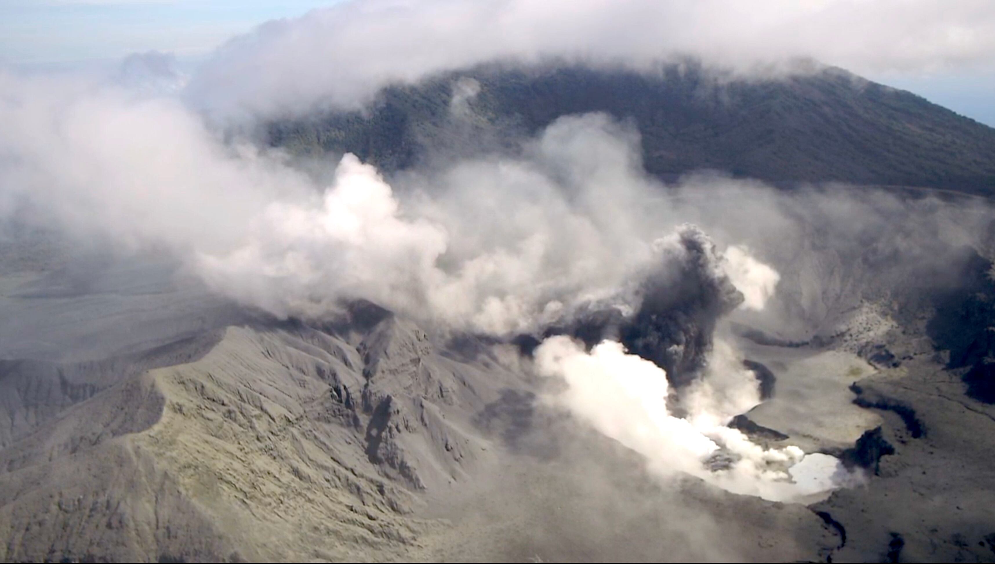 Detalle de la actividad eruptiva de gases, vapor y cenizas del volcán Poás el miércoles por la mañana. Fotografía: