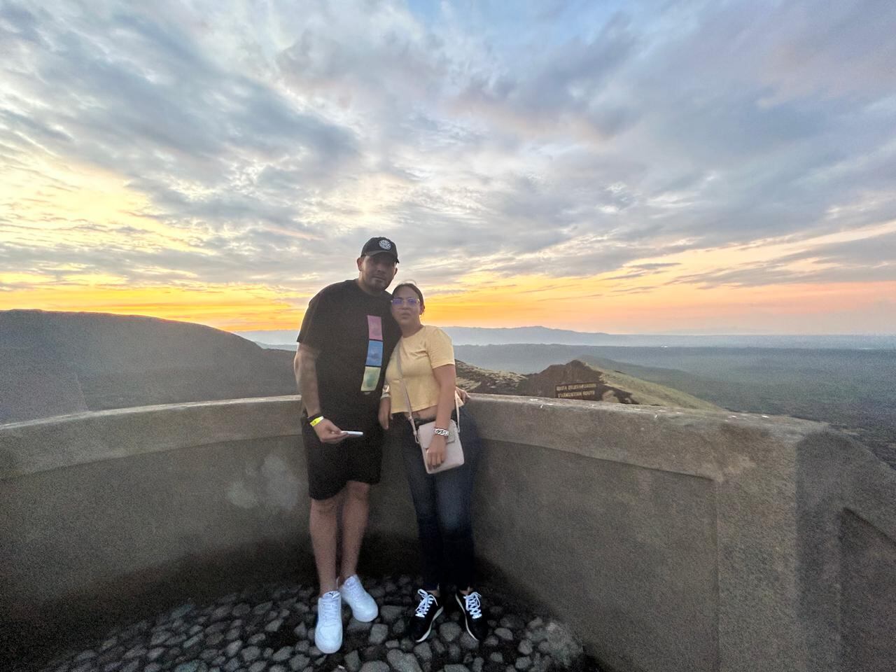 Alfonso Quesada compartió de las bellezas de Nicaragua, como el Volcán Masaya, junto a su pareja, Ivannia Rojas. Fotografía: Cortesía