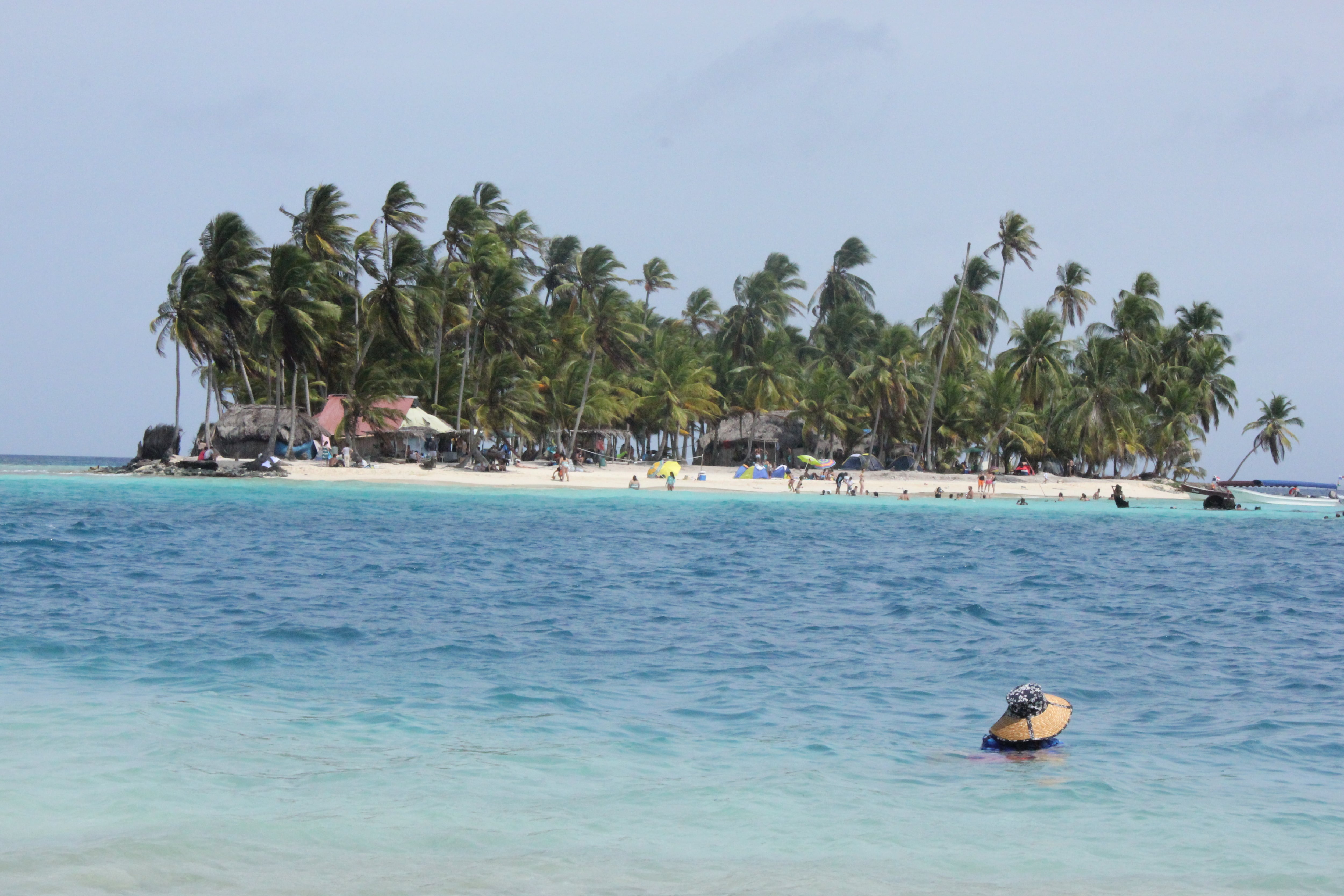 El pequeño islote del Caribe panameño atrae visitantes por sus aguas cristalinas, su arena blanca y el famoso barco hundido que descansa frente a la costa.
