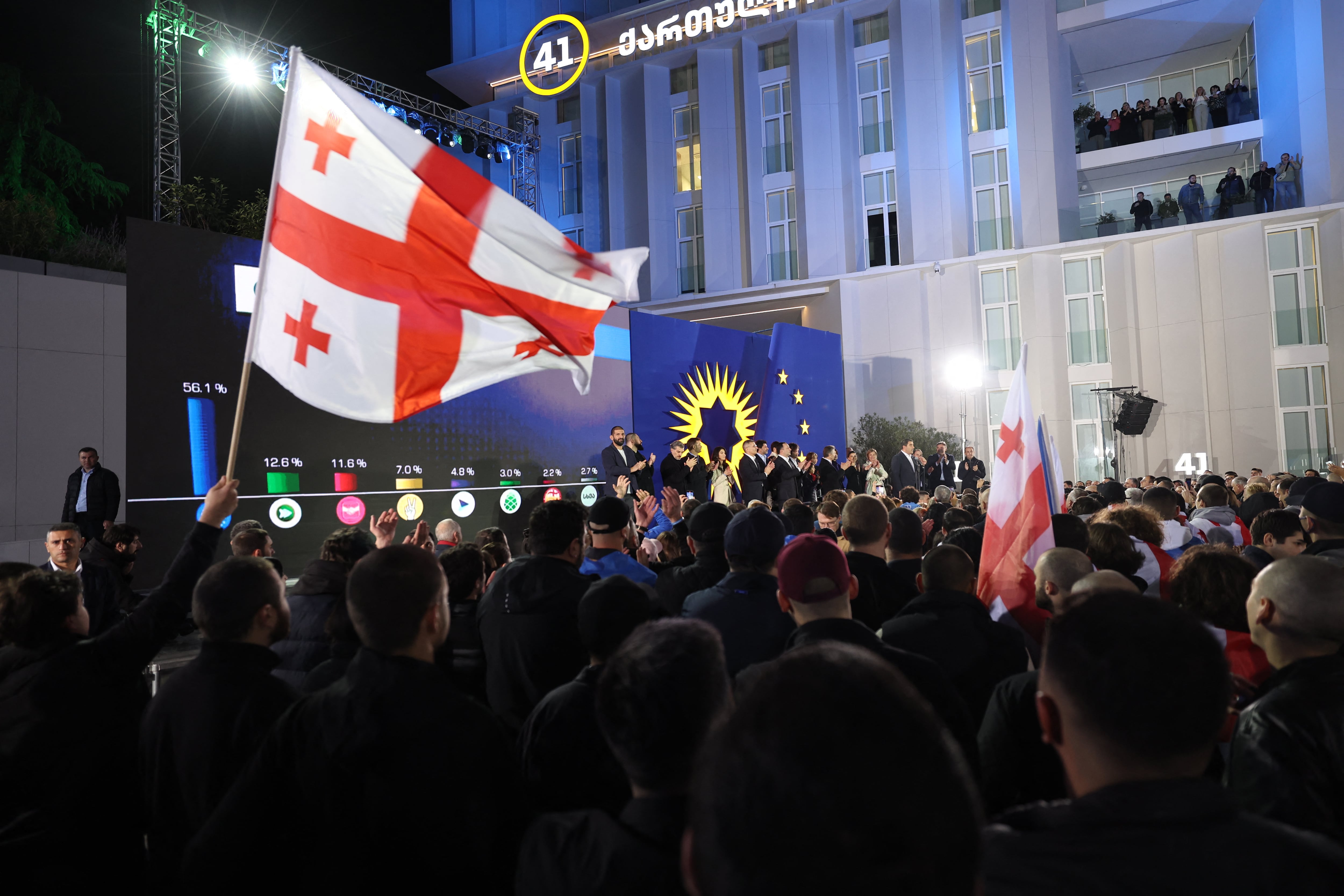 Seguidores y miembros del partido gobernante Sueño Georgiano asisten a una reunión en la sede del partido después de que se anunciaran los resultados de las encuestas a boca de urna durante las elecciones parlamentarias en Tiflis. Foto: Giorgi ARJEVANIDZE / AFP