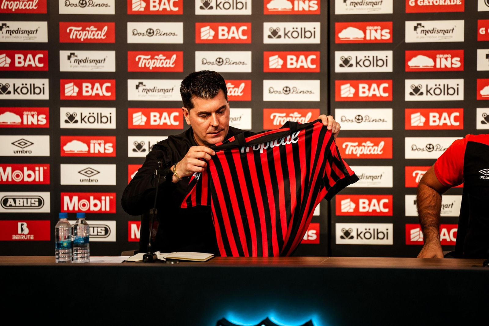 Ismael Rescalvo empieza a conocer a Liga Deportiva Alajuelense desde adentro y no entiende por qué el equipo no tiene más títulos.