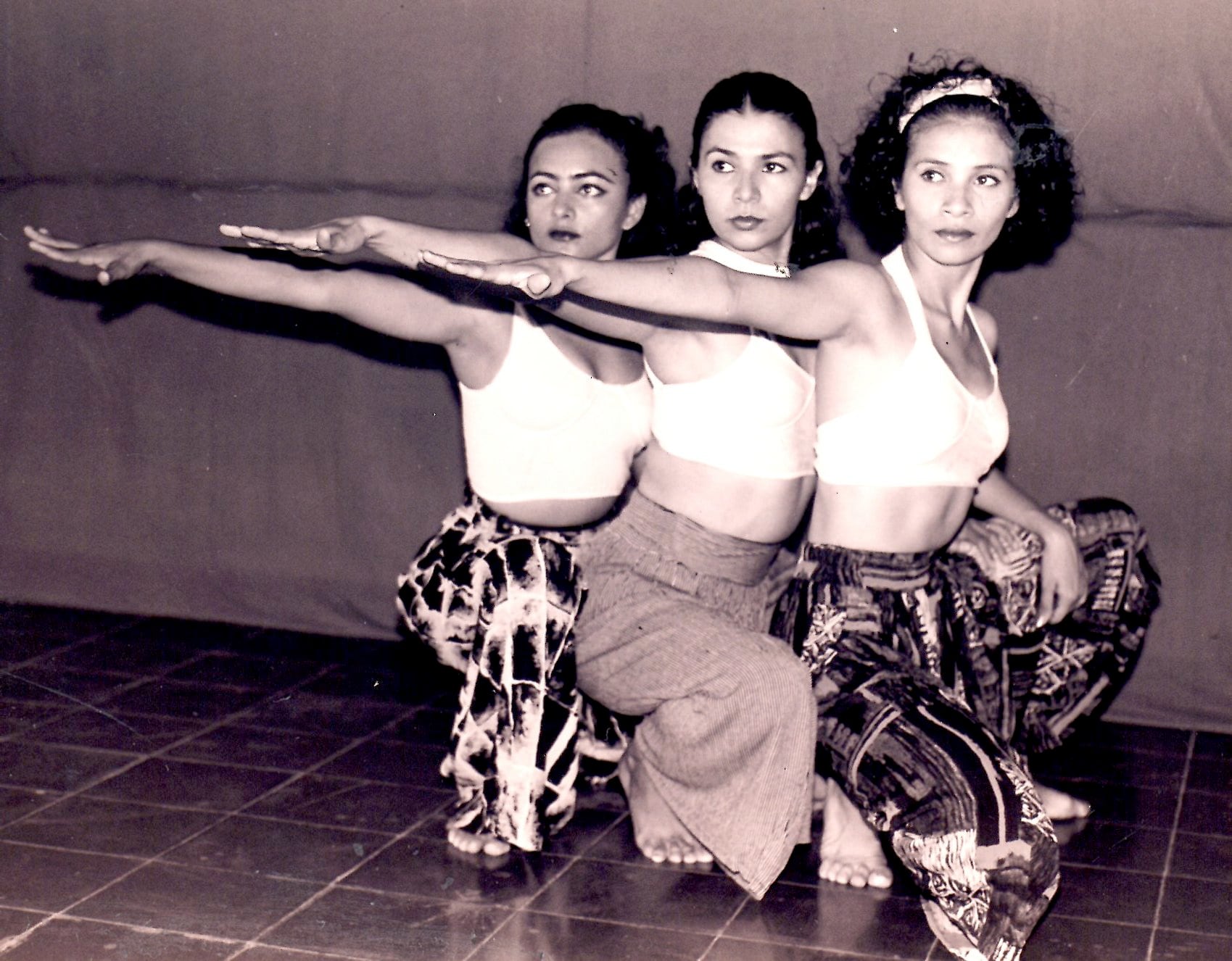 Tres bailarinas practicando para las presentaciones del festival Graciela Moreno, en 1995.